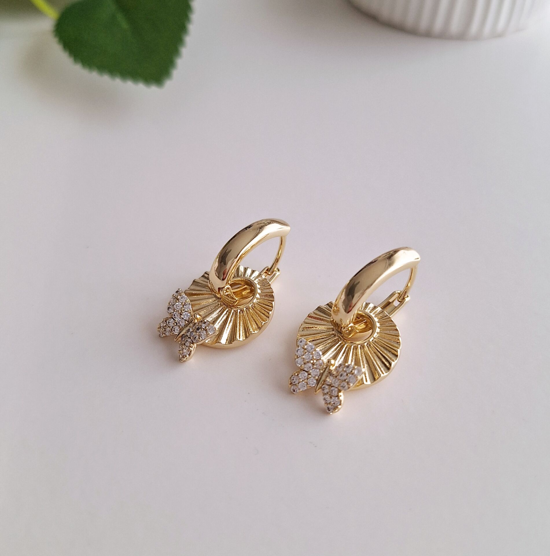 14 K ALTIN RENGİ XUPİNG KÜPE KELEBEK FİGÜRLÜ