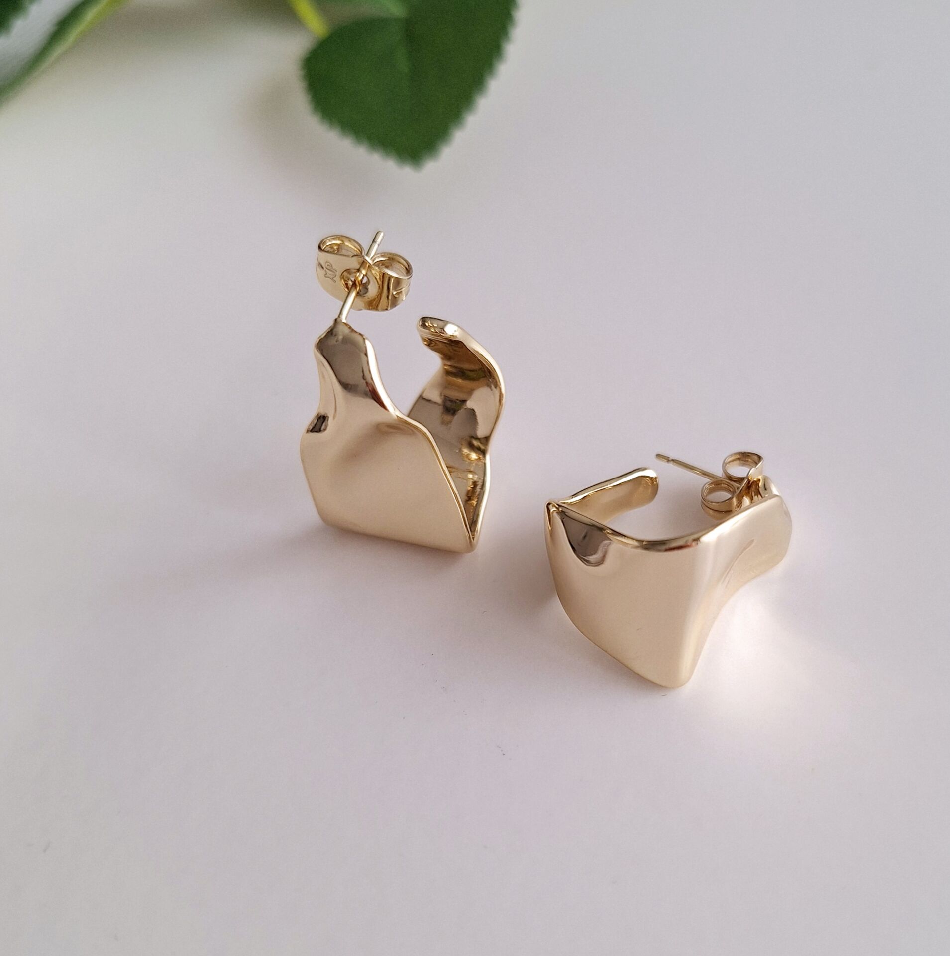 14 K ALTIN RENGİ XUPİNG KÜPE