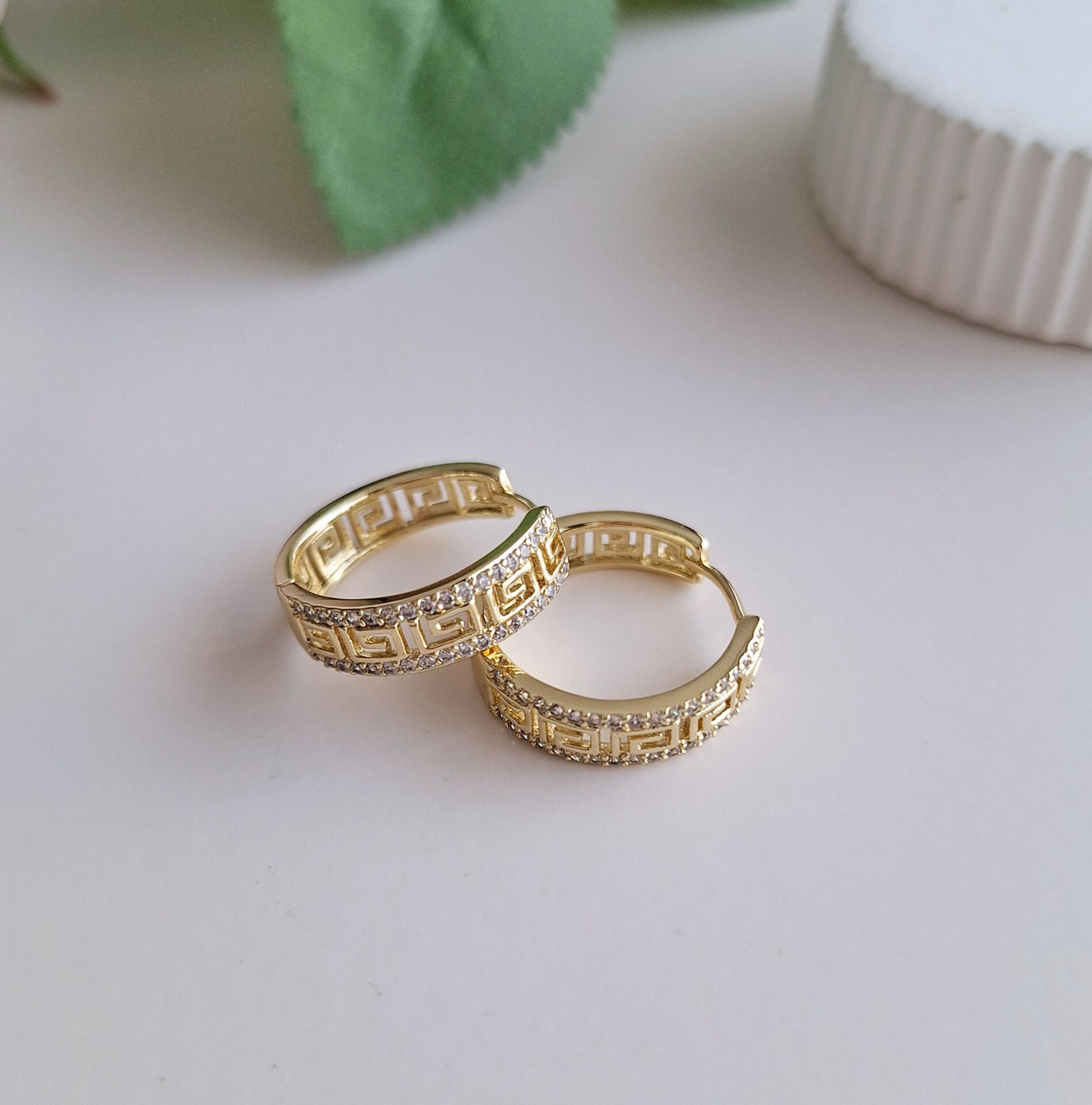 14 K ALTIN RENGİ XUPİNG KÜPE