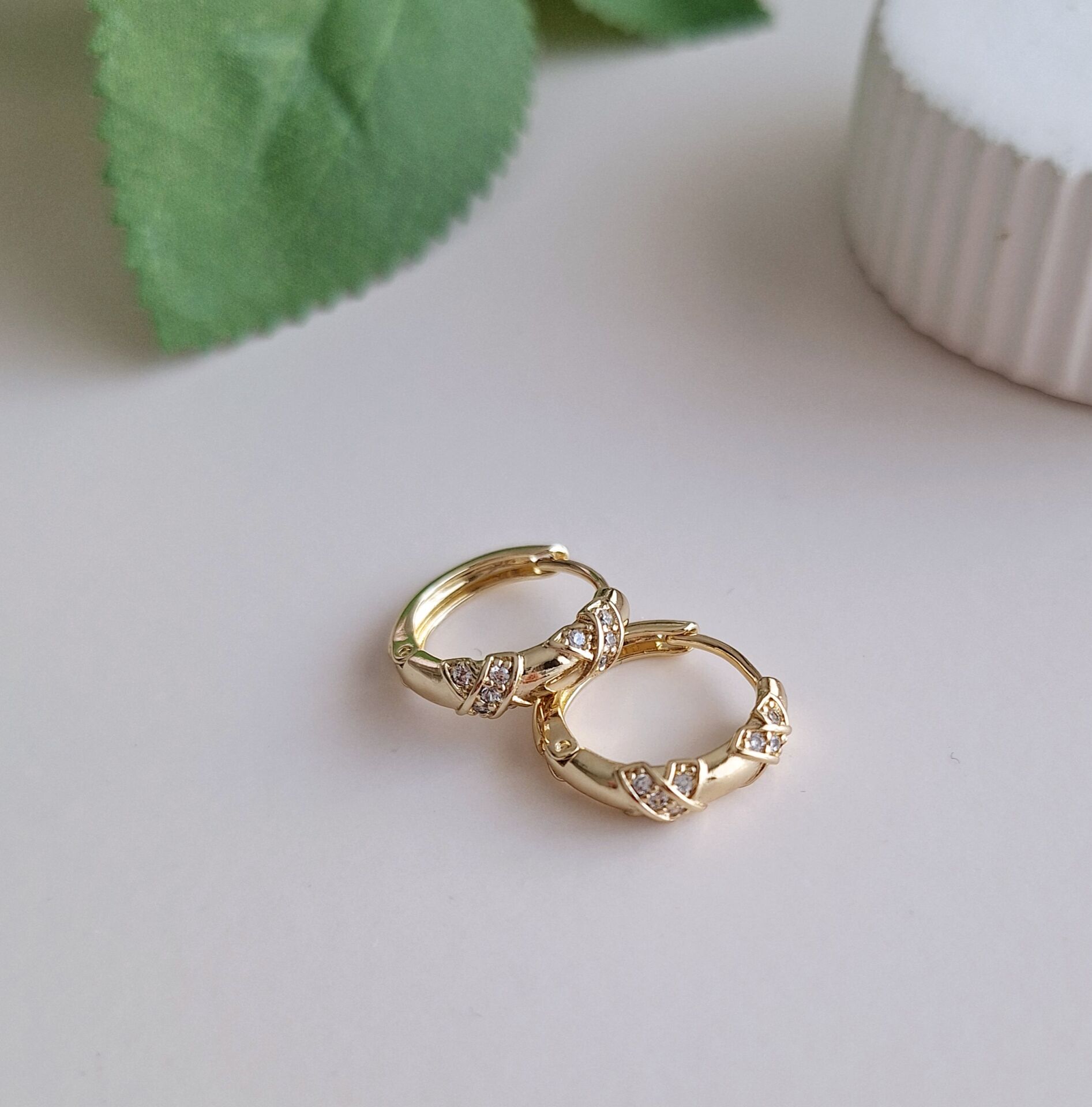 14 K ALTIN RENGİ XUPİNG KÜPE