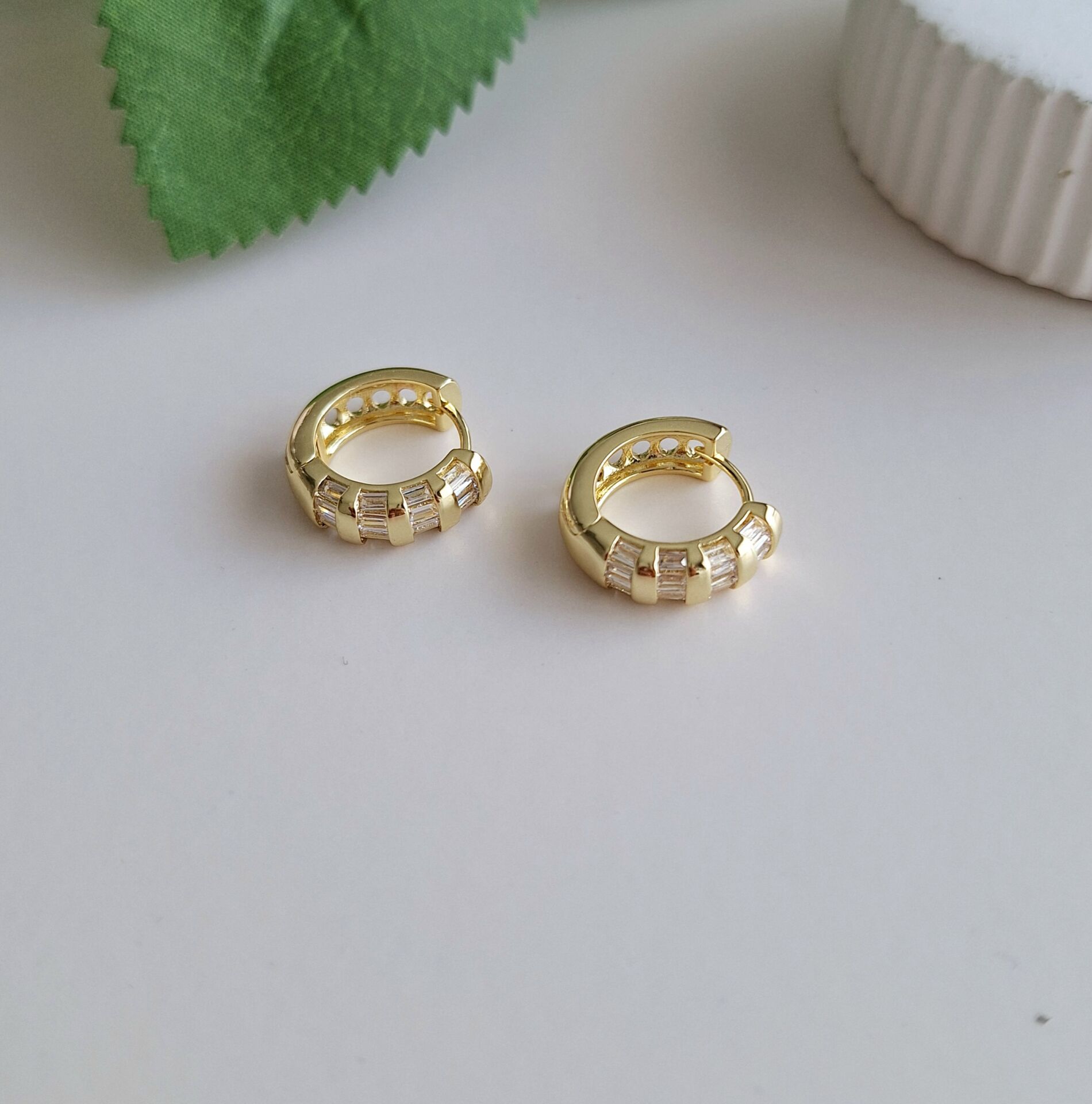 14 K ALTIN RENGİ TAŞLI XUPİNG KÜPE