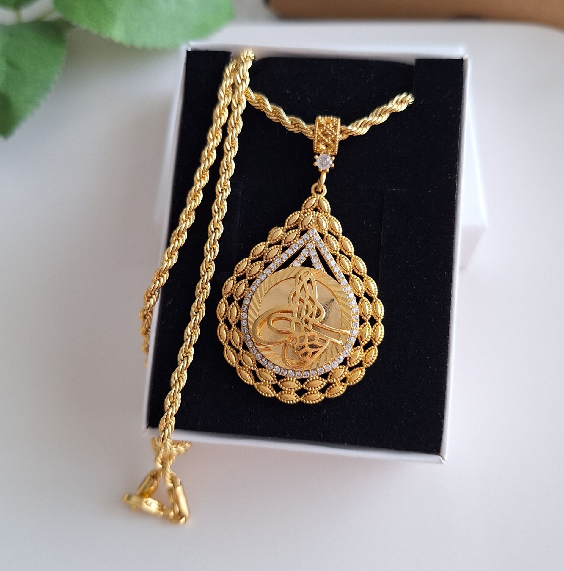 22 K ALTIN RENGİ TUĞRALI KOLYE 50 CM.