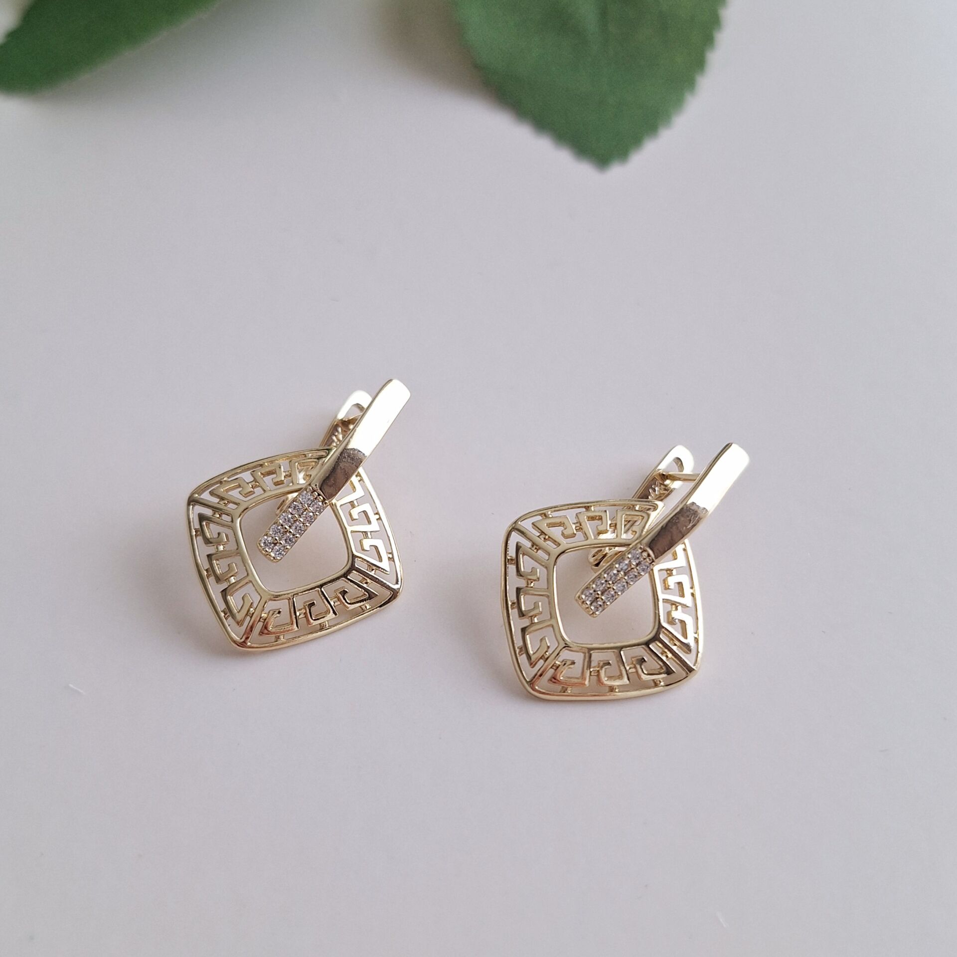 14 K ALTIN RENGİ XUPİNG KÜPE