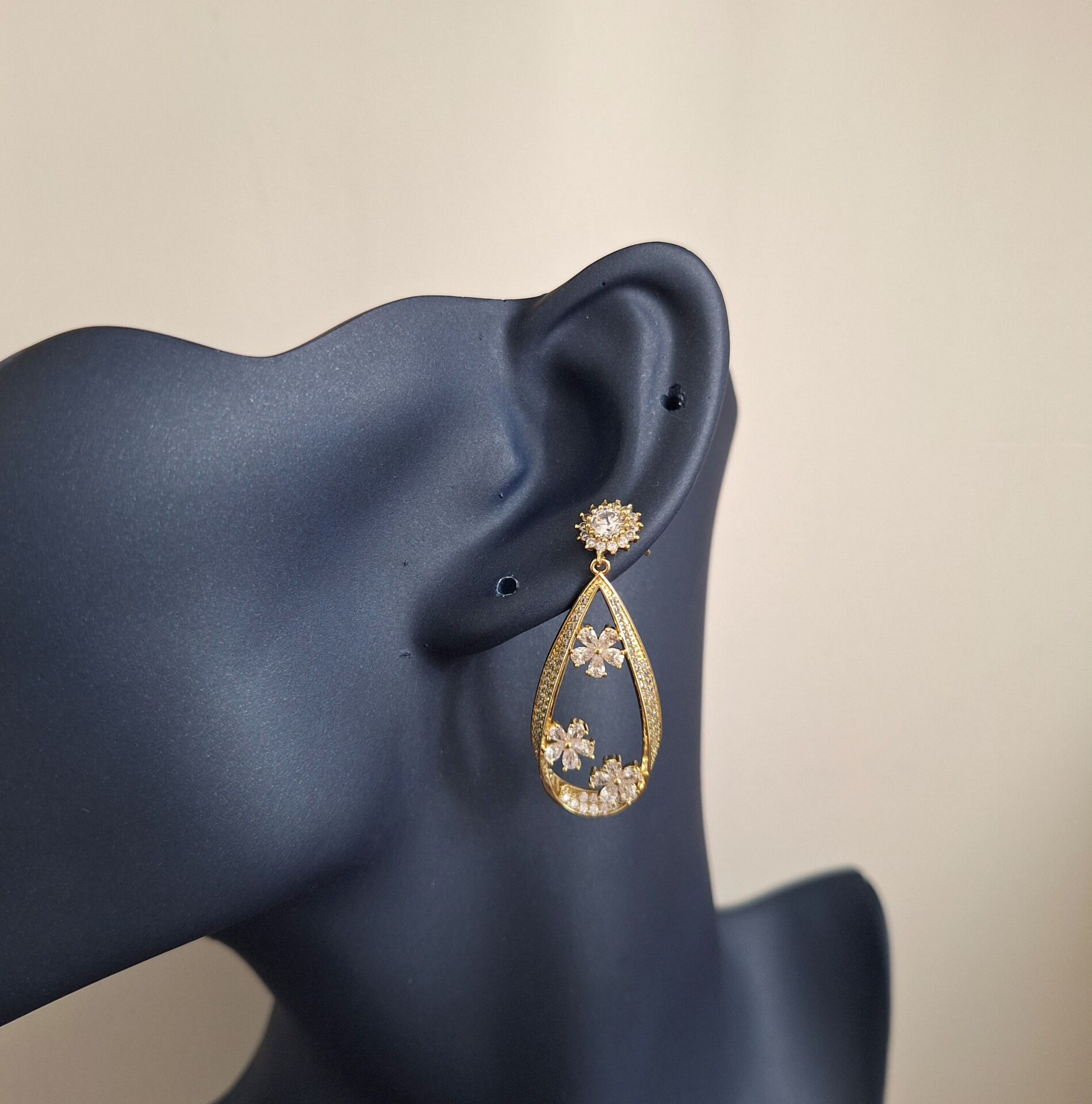 14 K ALTIN RENGİ XUPİNG KÜPE