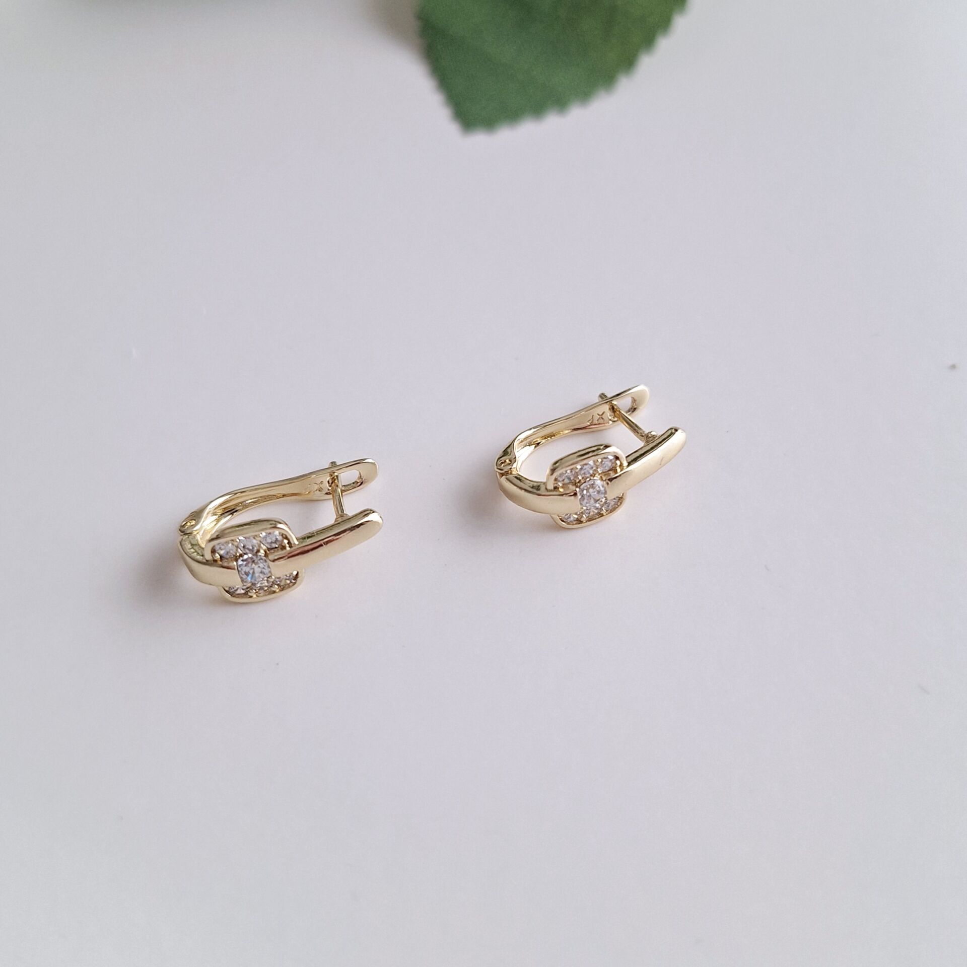 14 K ALTIN RENGİ XUPİNG KÜPE