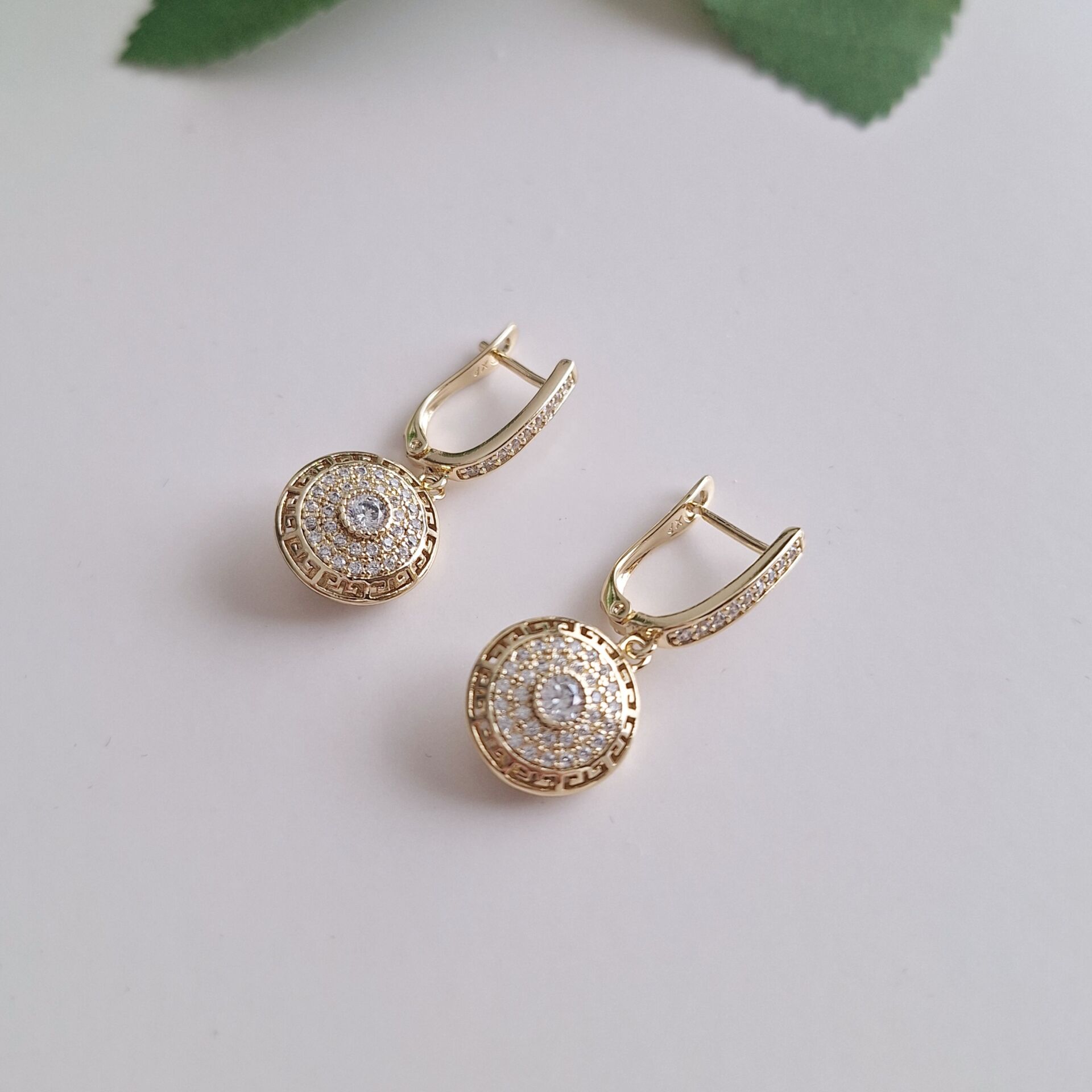 14 K ALTIN RENGİ XUPİNG KÜPE