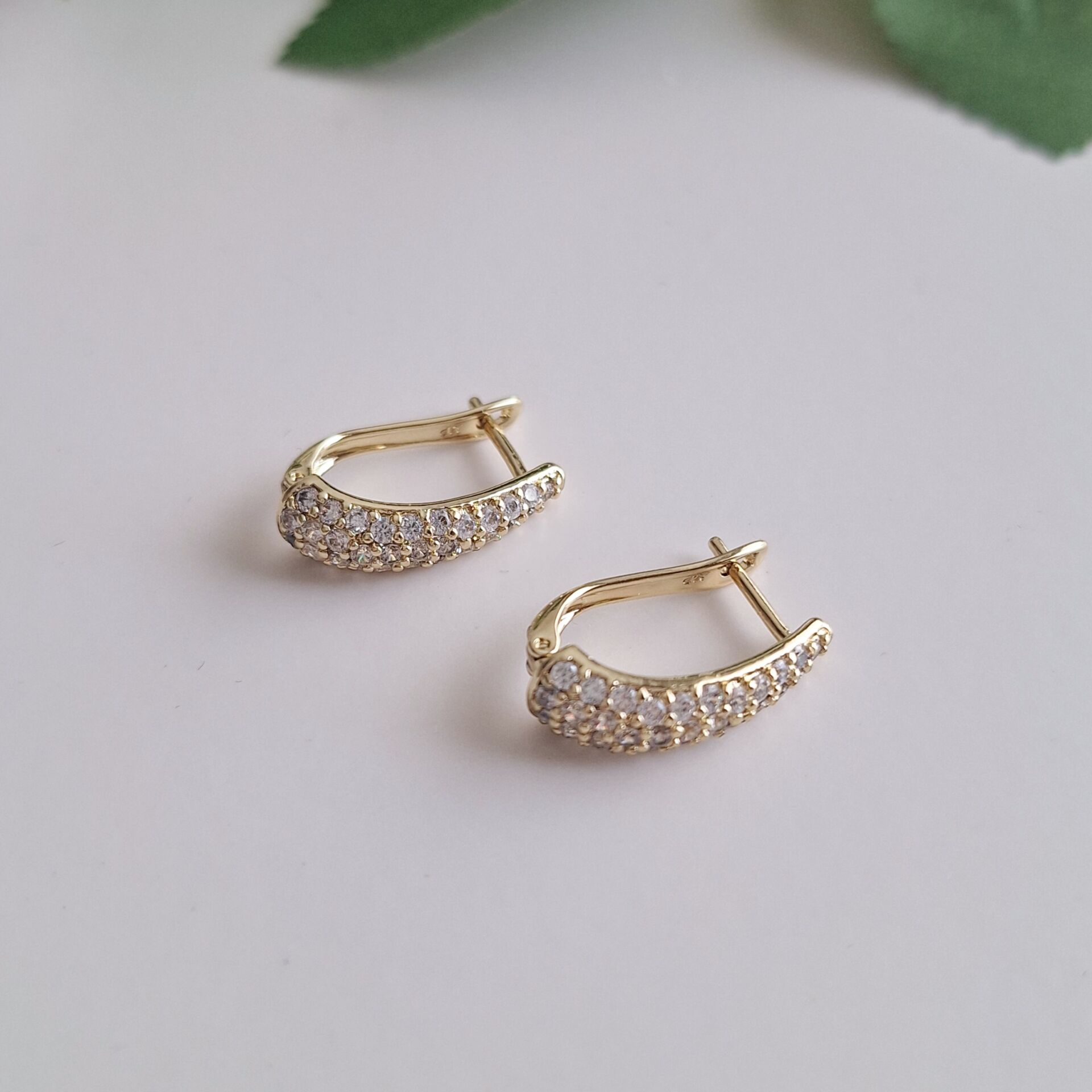 14 K ALTIN RENGİ XUPİNG KÜPE