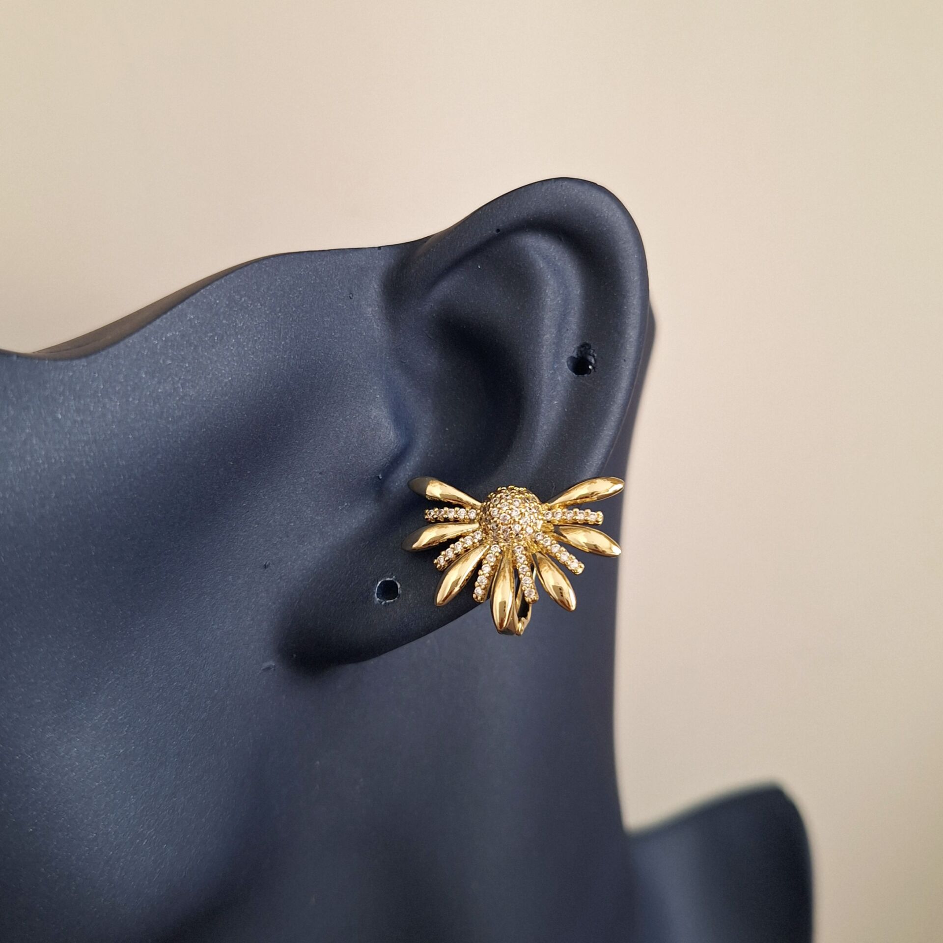 14 K ALTIN RENGİ XUPİNG KÜPE