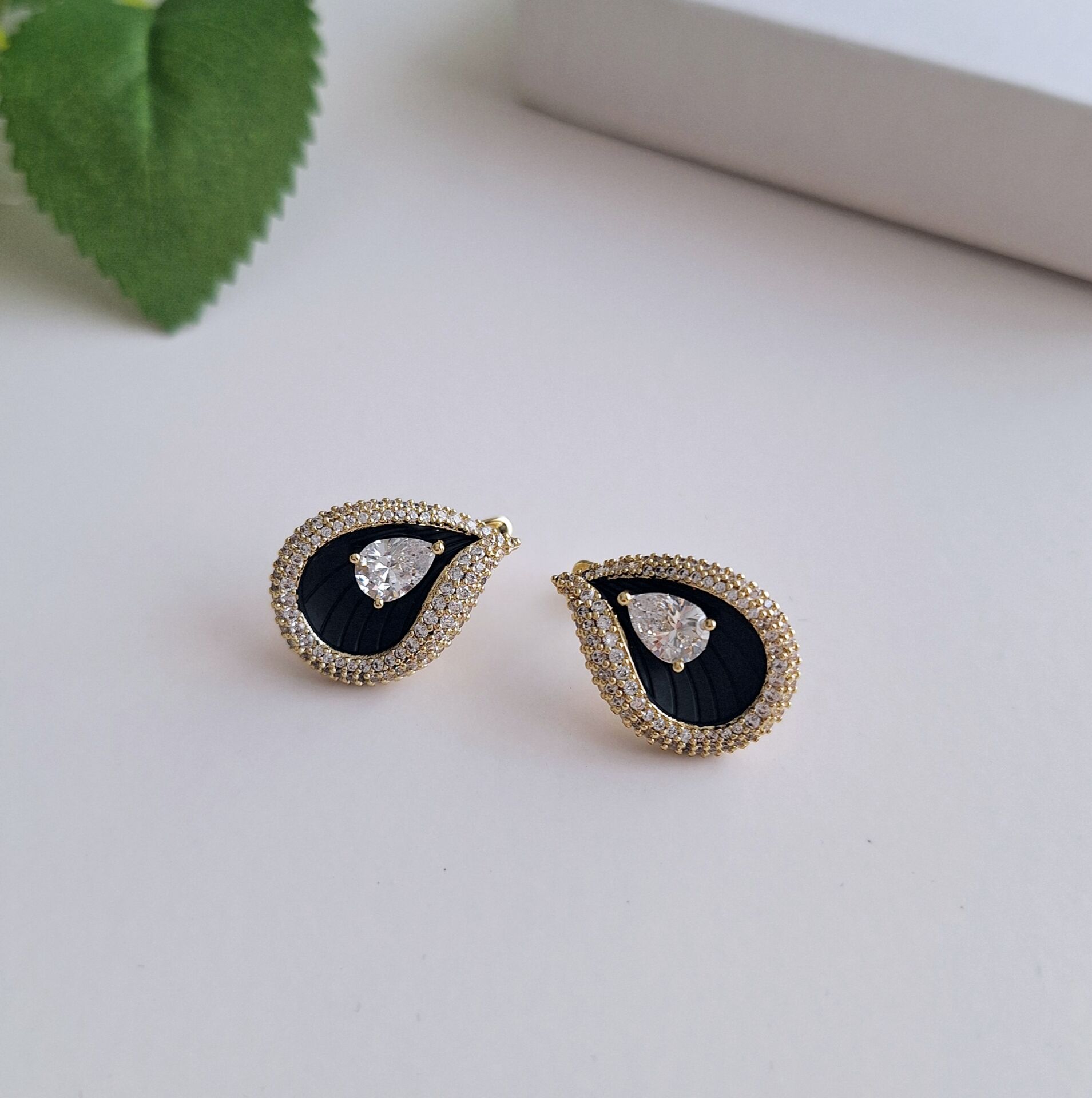 14 K ALTIN RENGİ XUPİNG KÜPE