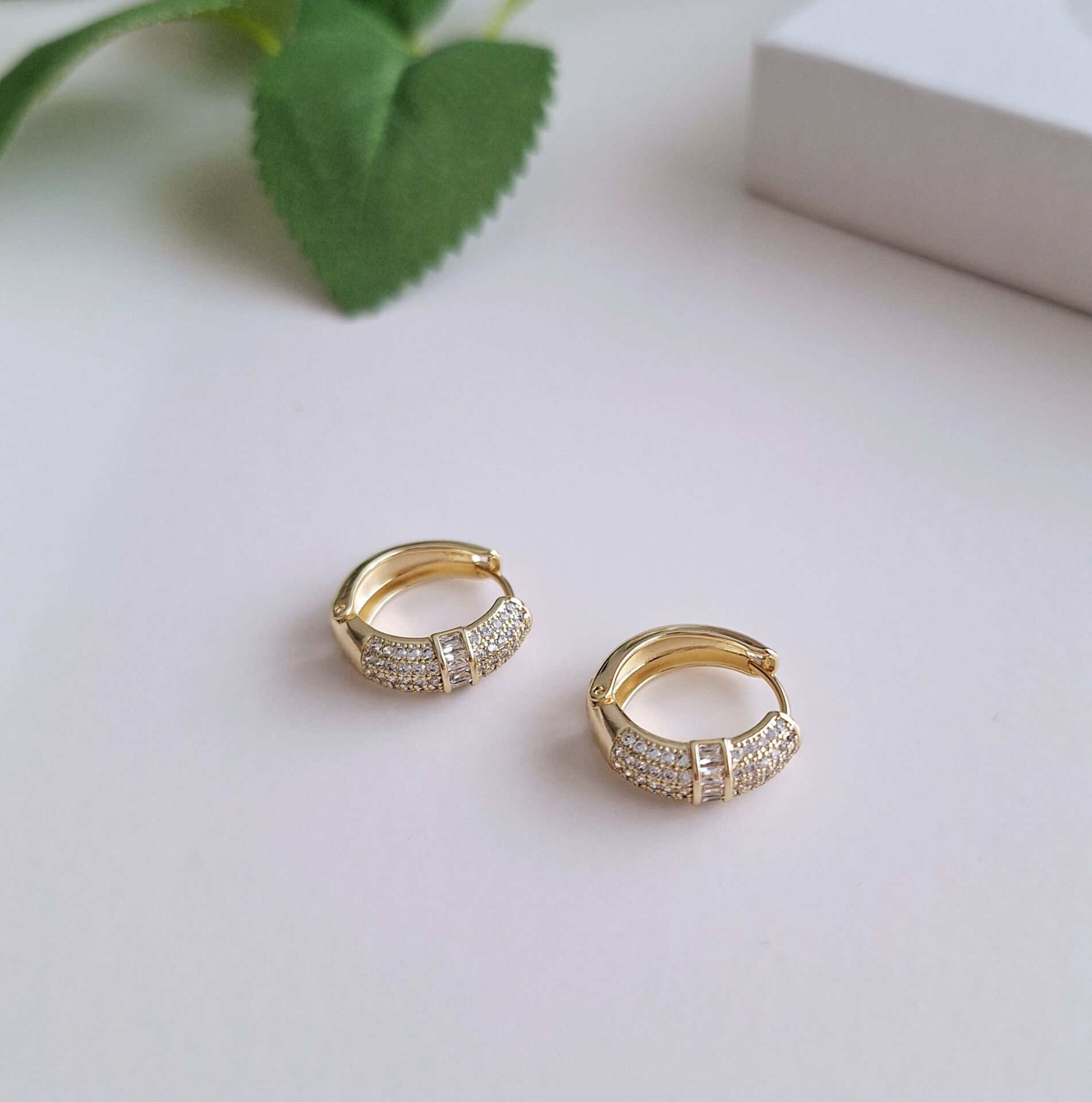 14 K ALTIN RENGİ TAŞLI KÜPE