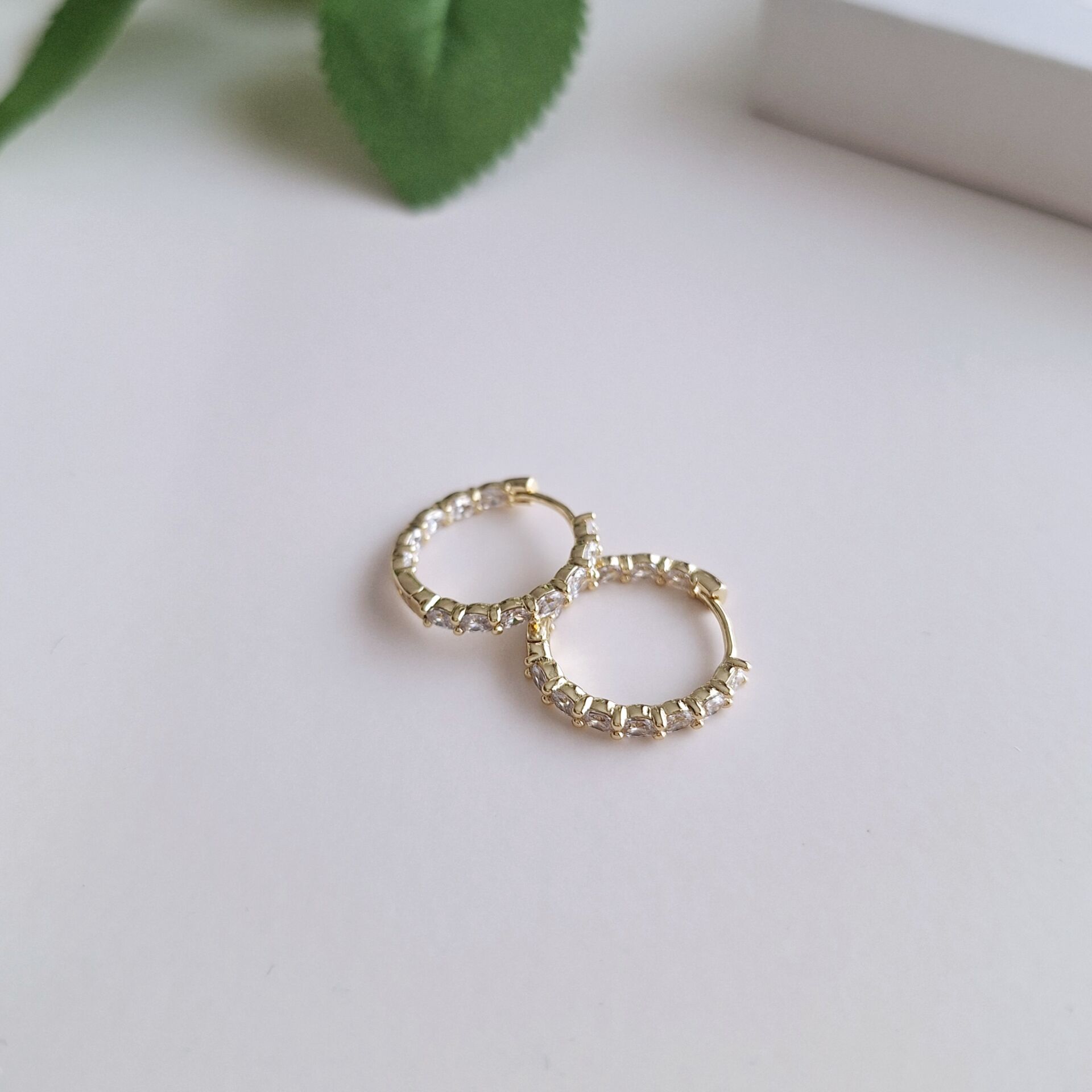 14 K ALTIN RENGİ TAŞLI HALKA XUPİNG KÜPE