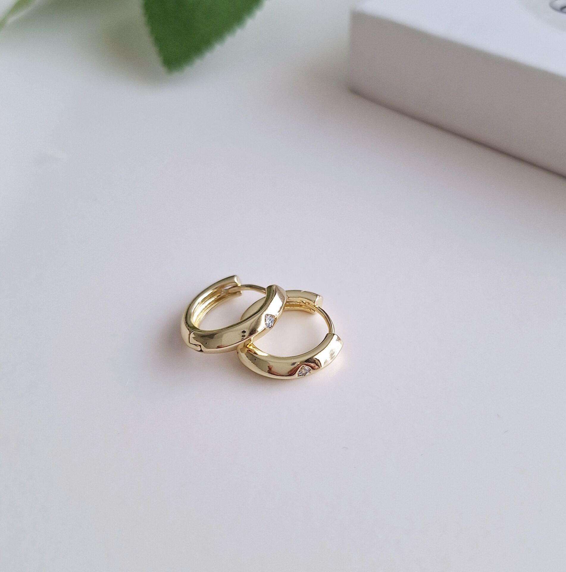 TEK TAŞ DETAYLI XUPİNG KÜPE 14 AYAR ALTIN RENGİ