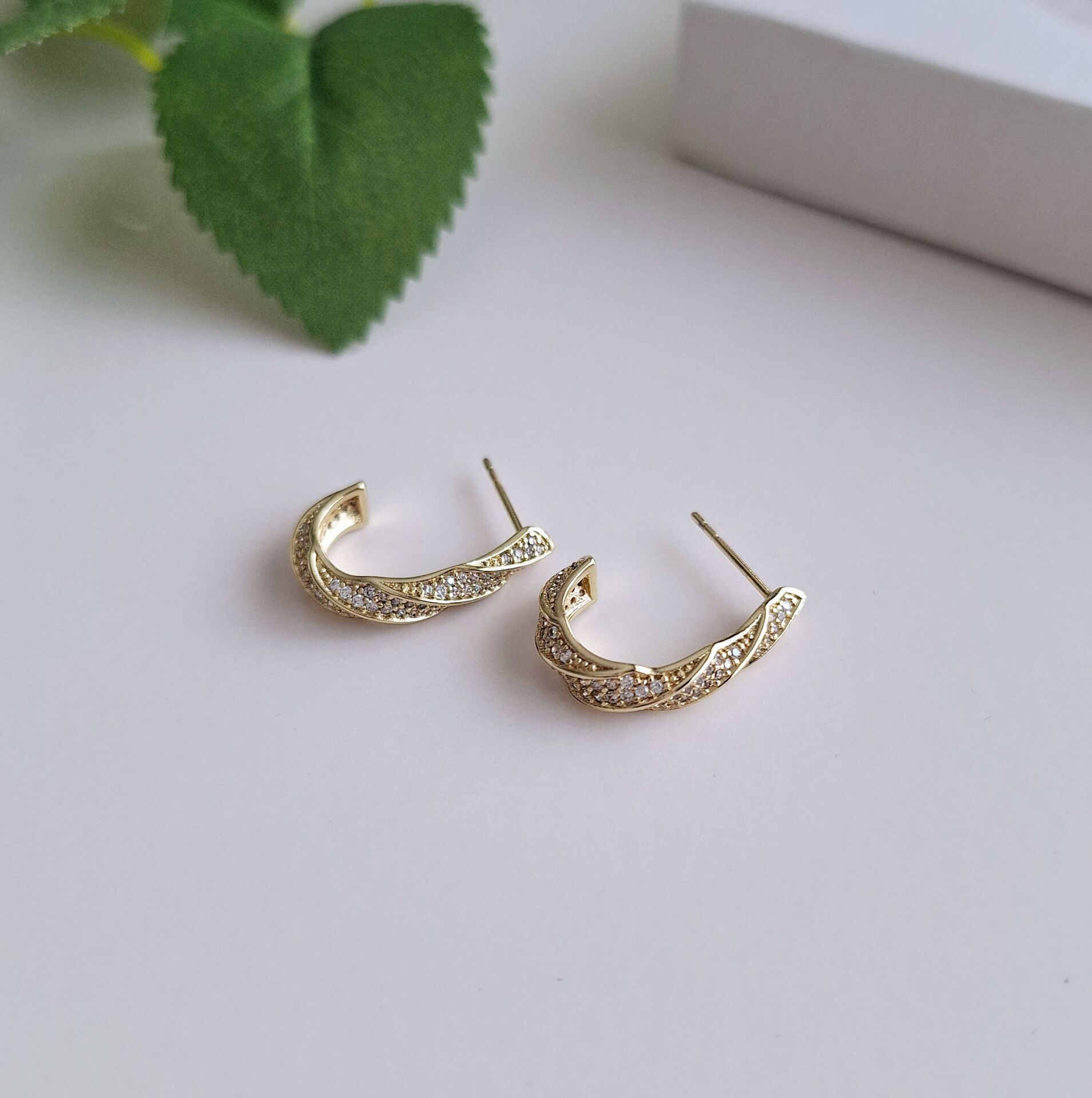 14 K ALTIN RENGİ XUPİNG KÜPE