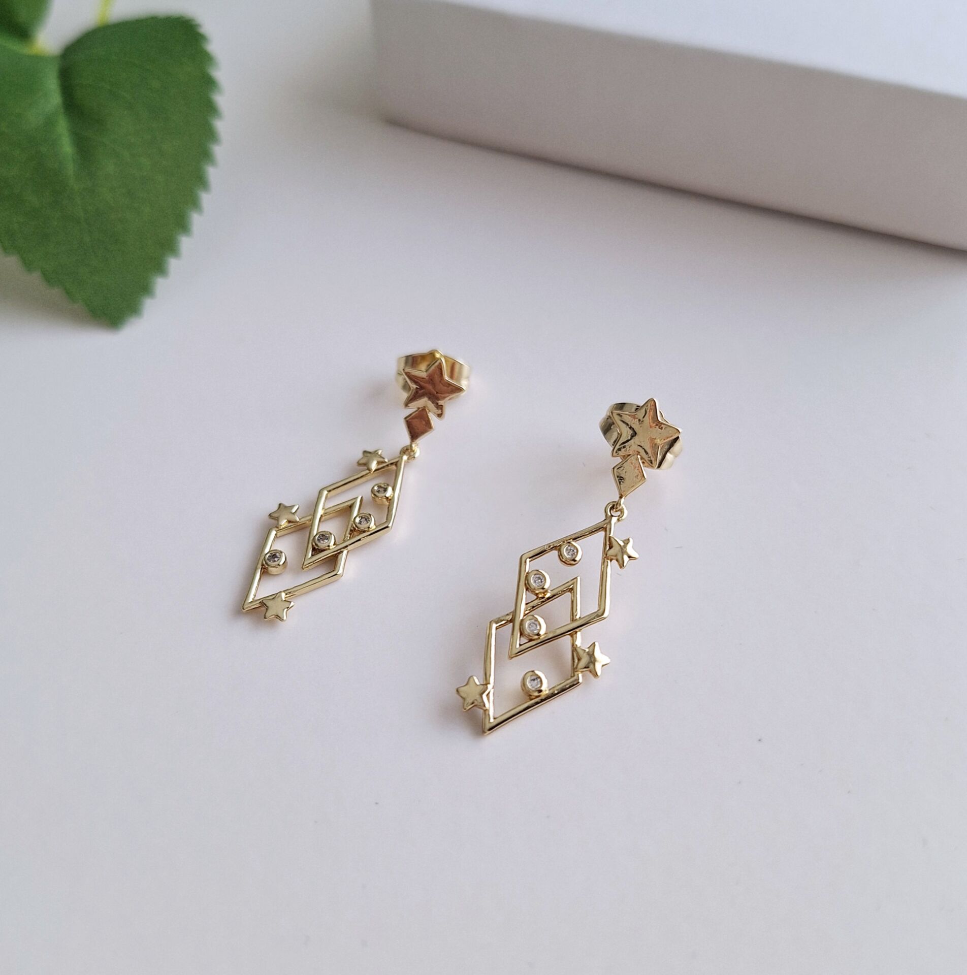 14 K ALTIN RENGİ XUPİNG KÜPE