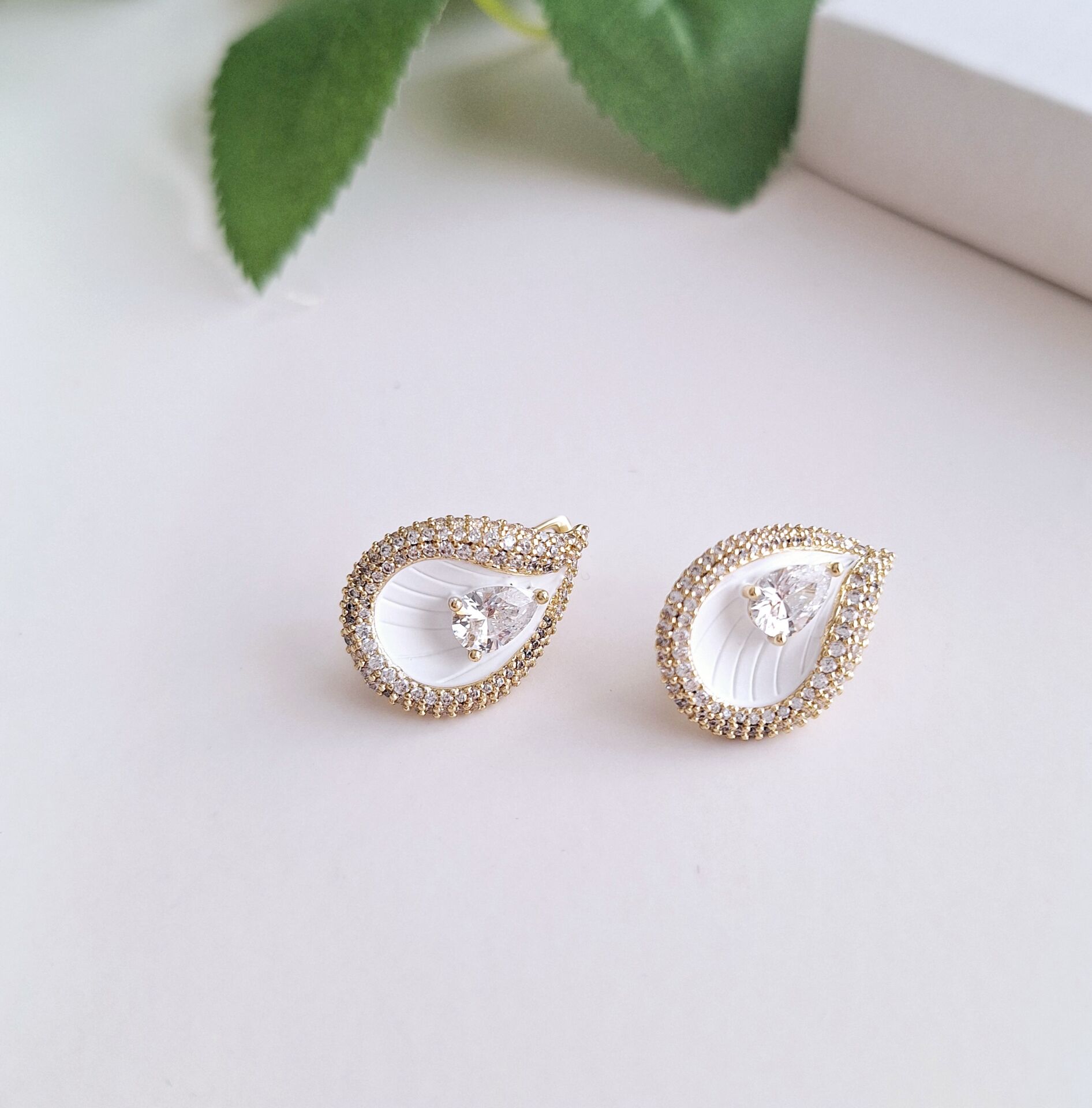 14 K ALTIN RENGİ XUPİNG KÜPE