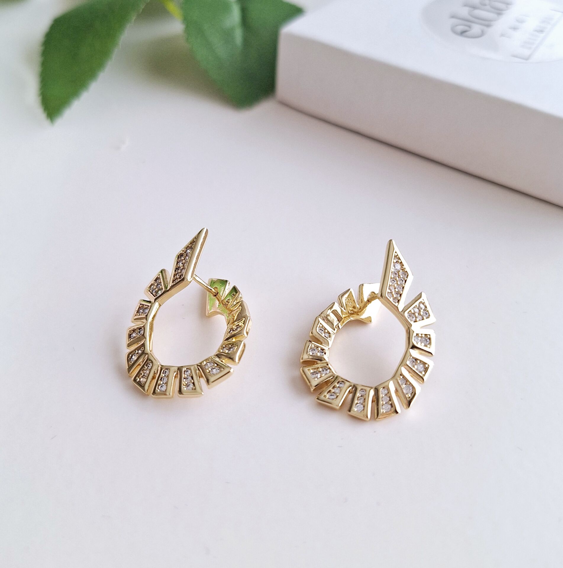 14 K ALTIN RENGİ XUPİNG KÜPE