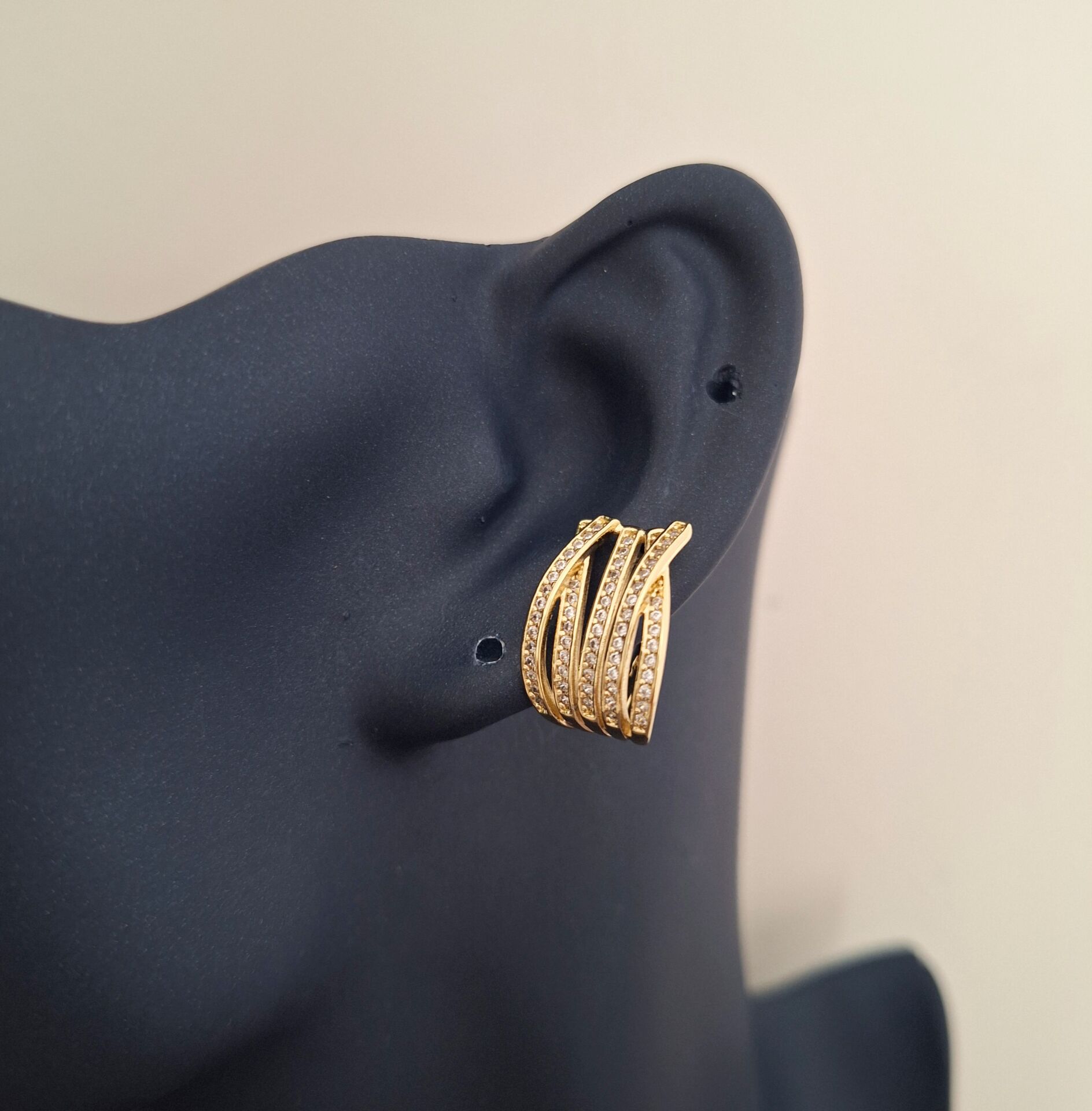 14 K ALTIN RENGİ XUPİNG KÜPE