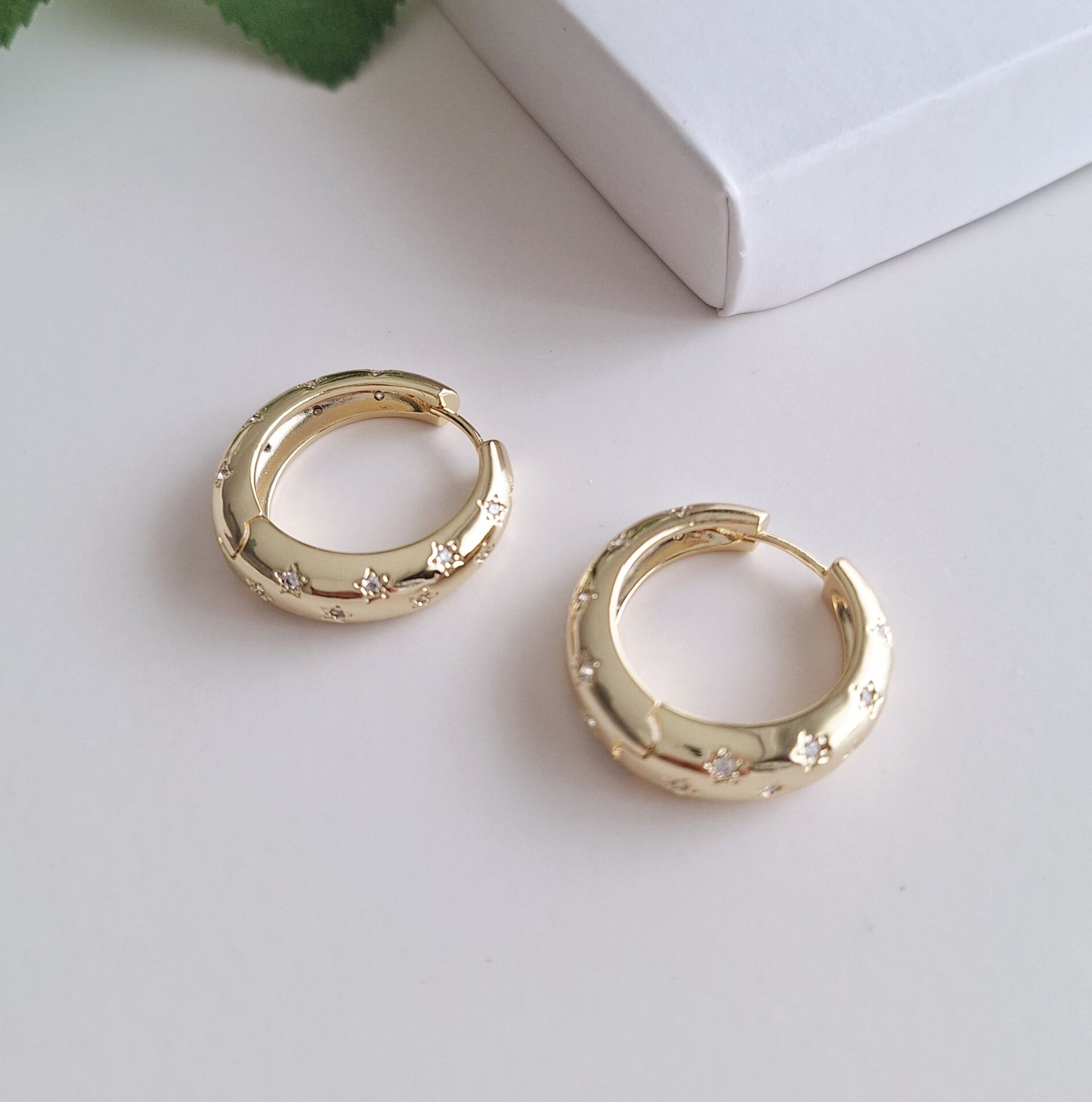 14 K ALTIN RENGİ BOMBELİ XUPİNG KÜPE