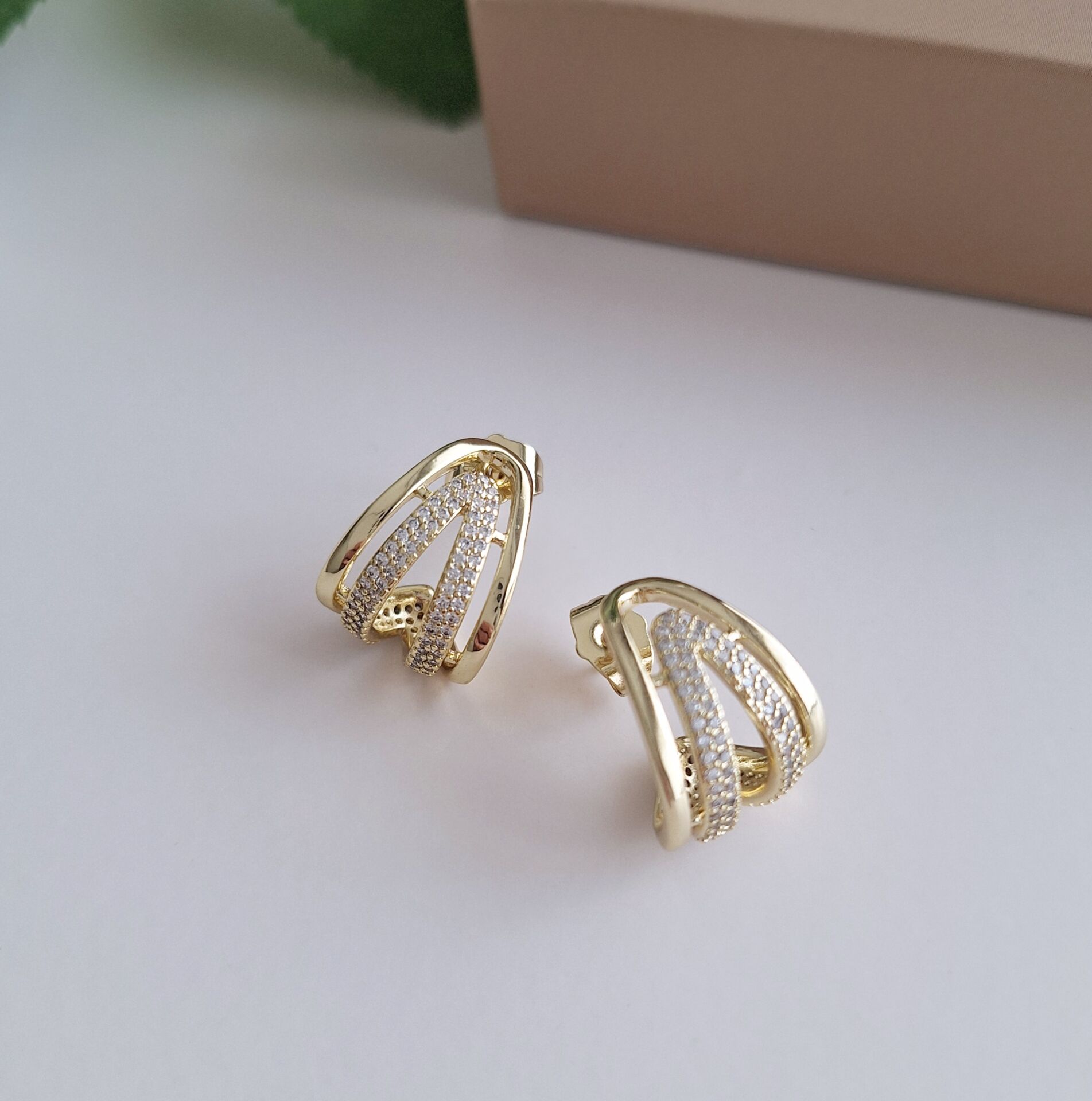 14 K ALTIN RENGİ XUPİNG KÜPE