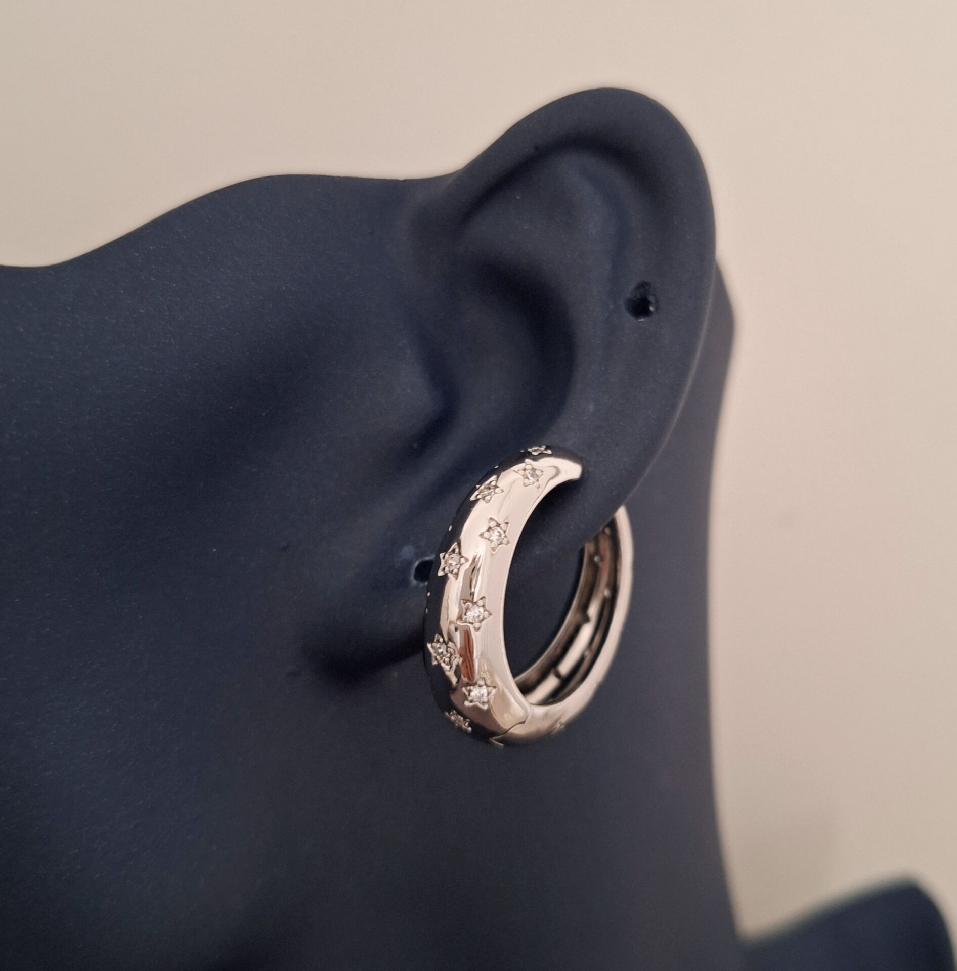 GÜMÜŞ RENK BOMBELİ XUPİNG KÜPE