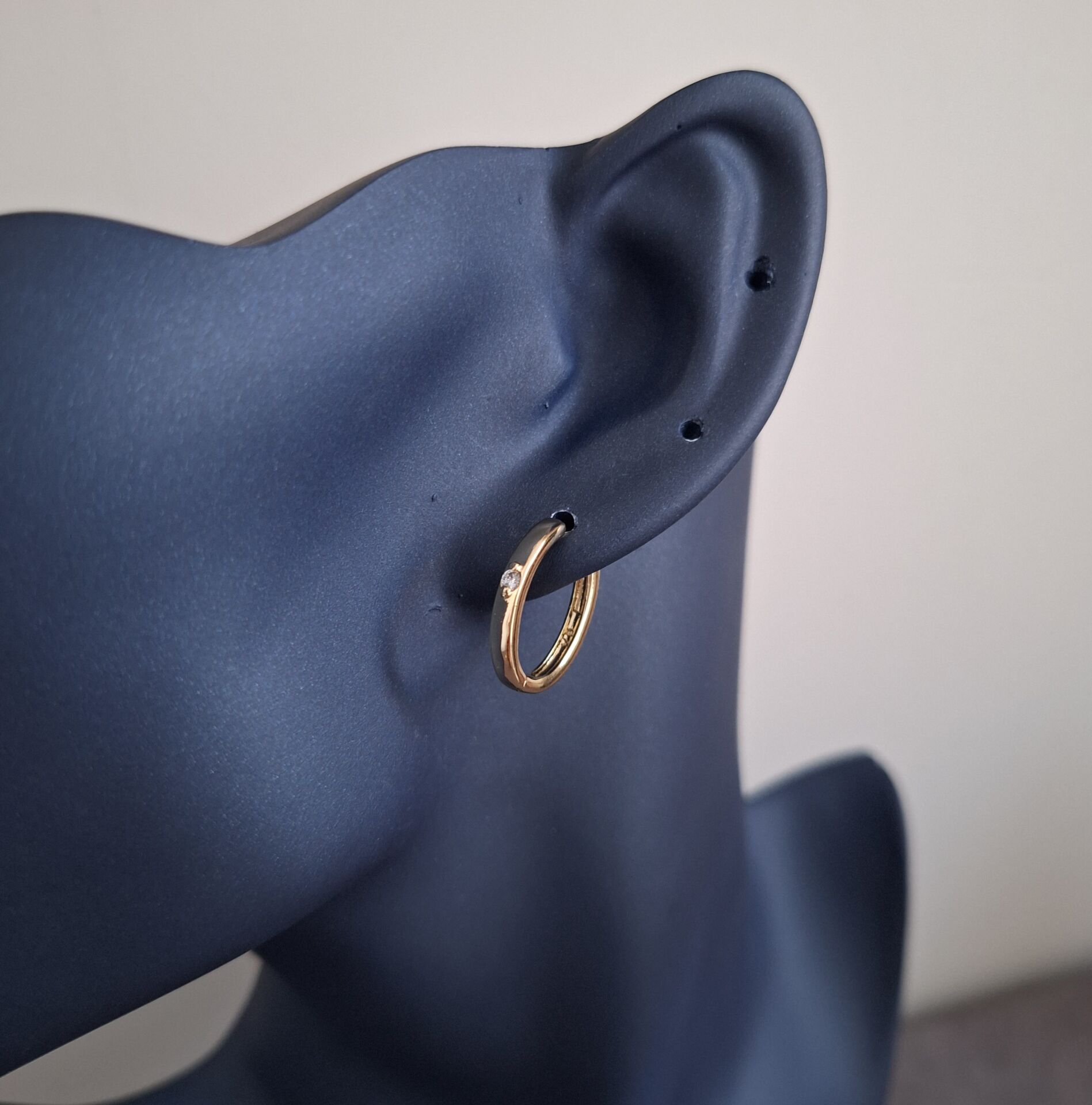 TEK TAŞ DETAYLI XUPİNG KÜPE 14 AYAR ALTIN RENGİ