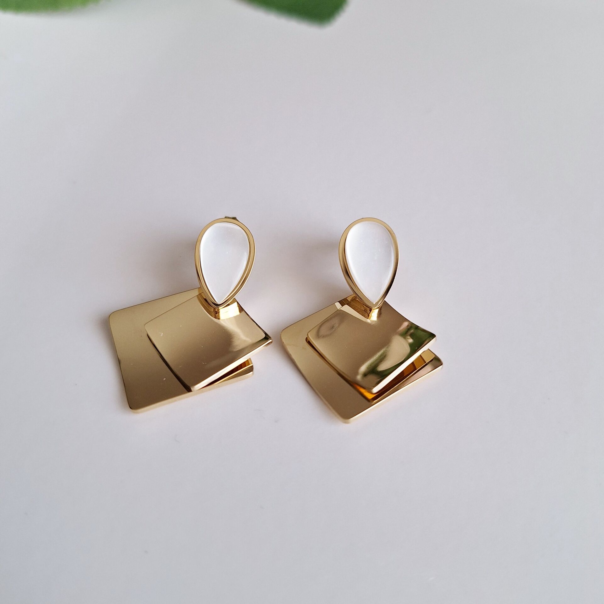 GOLD RENK ÇELİK KÜPE