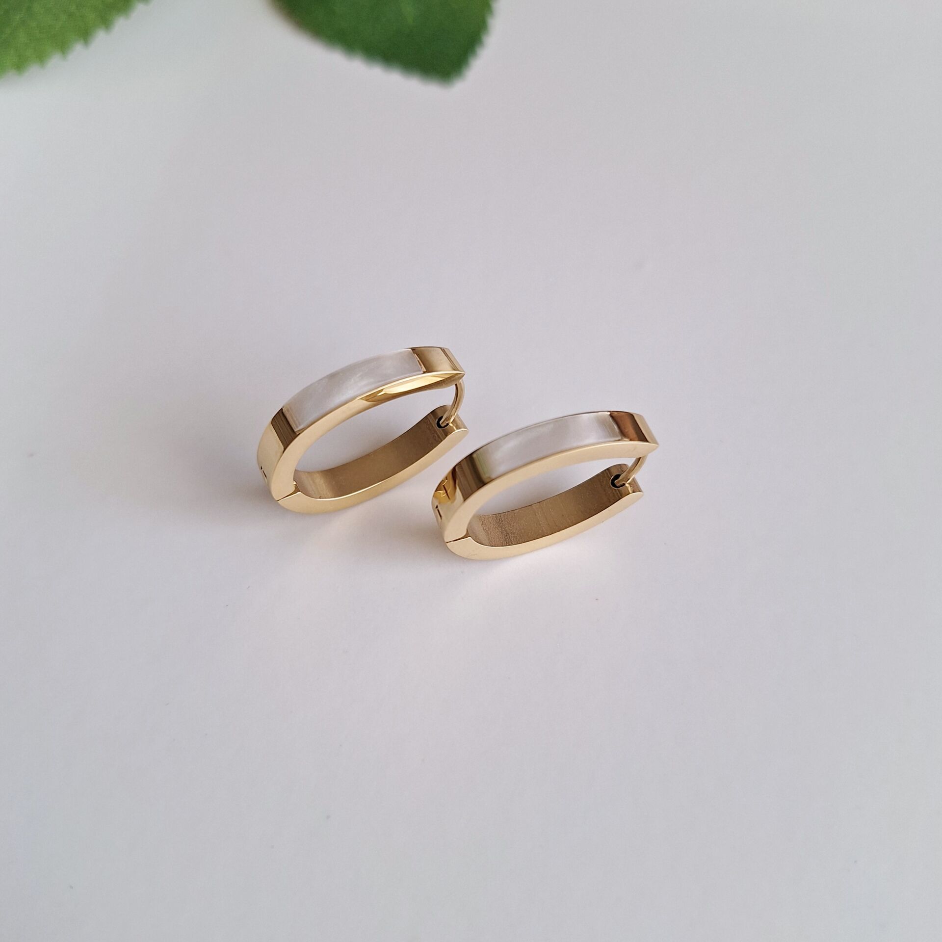 GOLD RENK ÇELİK KÜPE SEDEFLİ GÖRÜNÜMLÜ