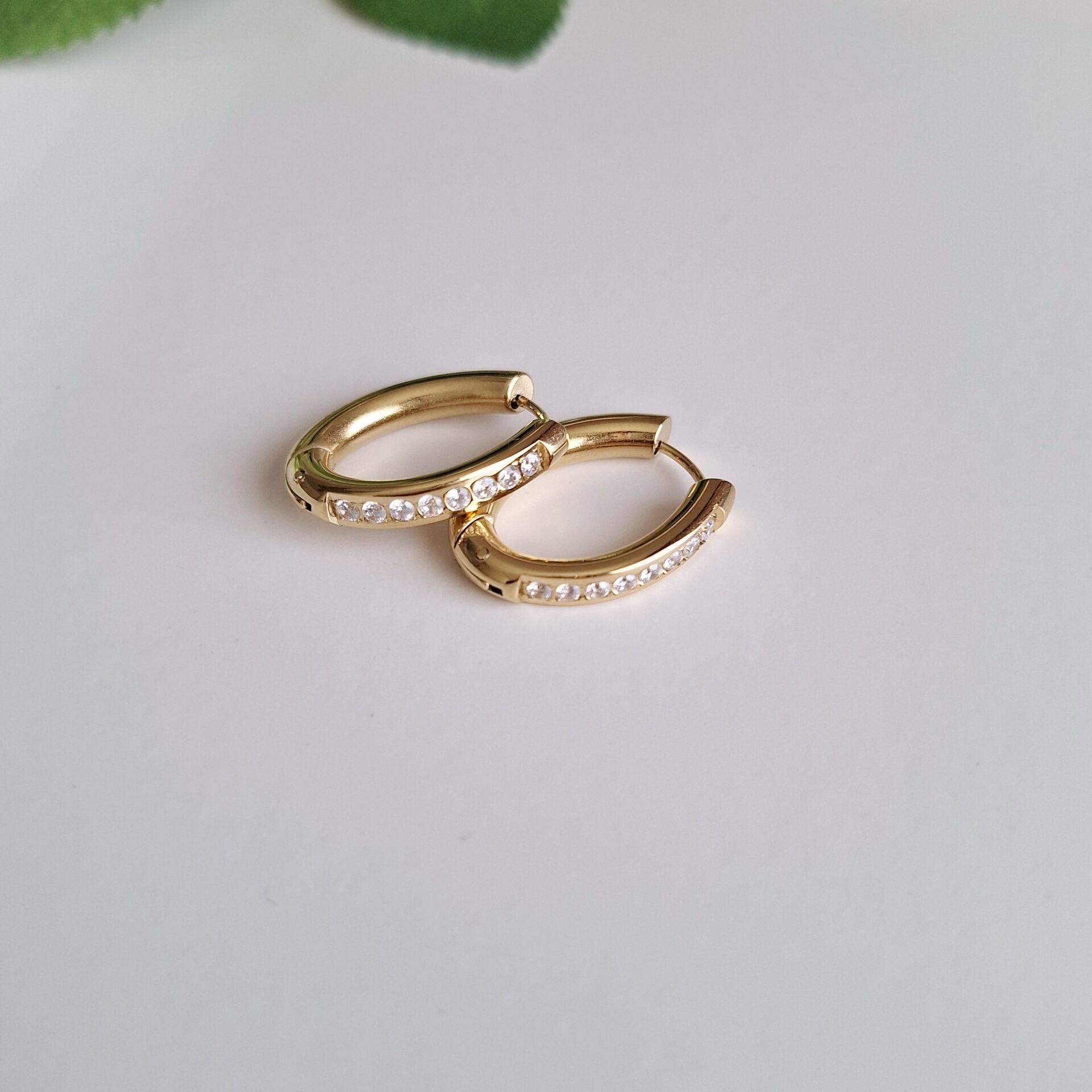 GOLD RENK TAŞLI ÇELİK KÜPE
