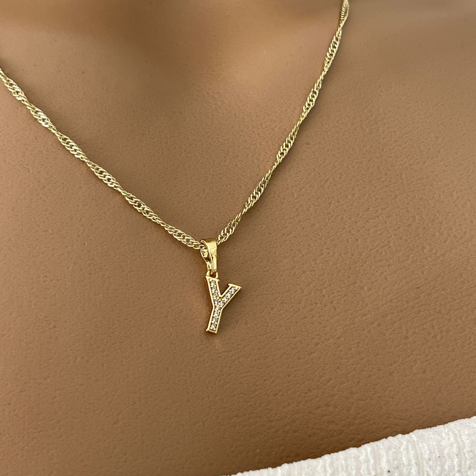 XUPING TAŞLI HARF KOLYE (Y) 14 AYAR GÖRÜNÜMLÜ