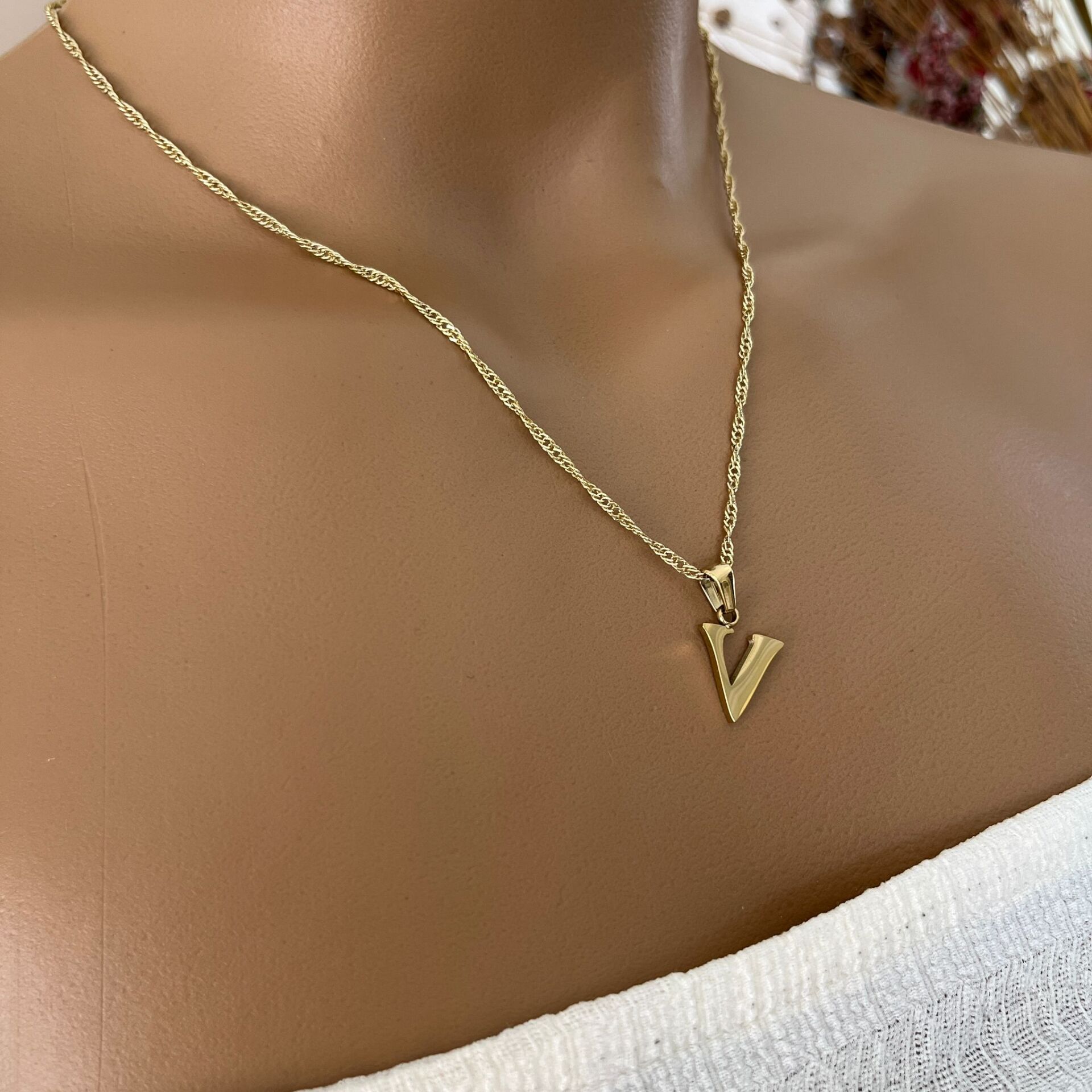 XUPING TAŞSIZ HARF KOLYE (V) 14 AYAR GÖRÜNÜMLÜ