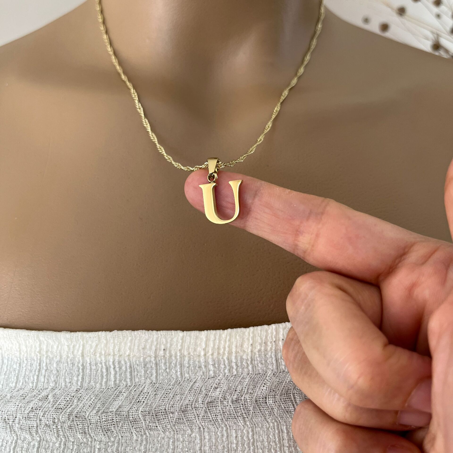 XUPING TAŞSIZ HARF KOLYE (U) 14 AYAR GÖRÜNÜMLÜ