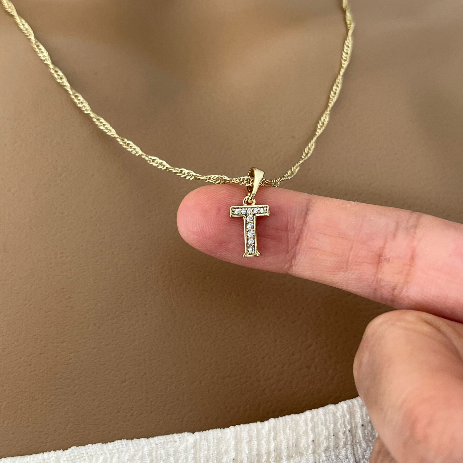 XUPING TAŞLI HARF KOLYE (T) 14 AYAR GÖRÜNÜMLÜ