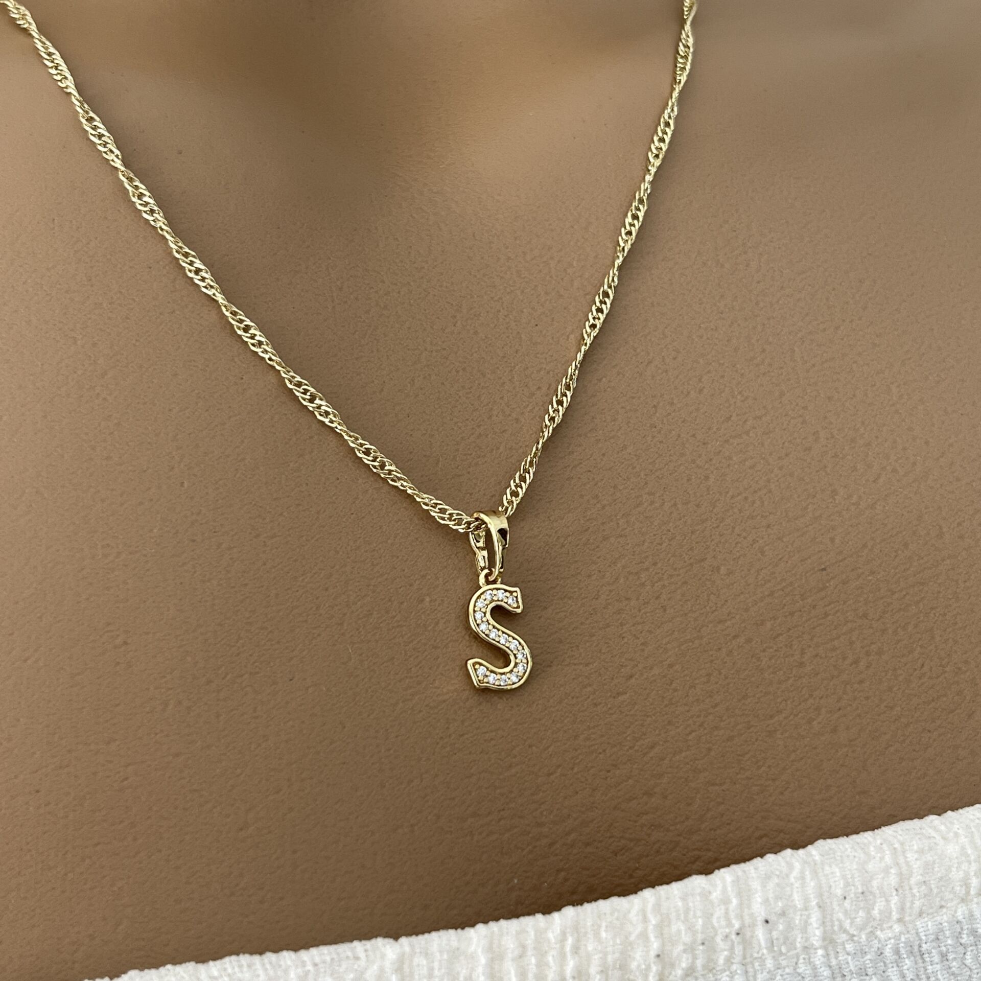 XUPING TAŞLI HARF KOLYE (S) 14 AYAR GÖRÜNÜMLÜ