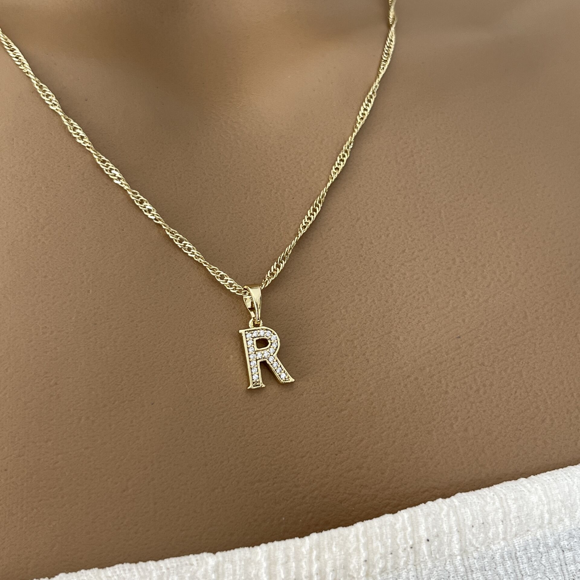 XUPING TAŞLI HARF KOLYE (R) 14 AYAR GÖRÜNÜMLÜ