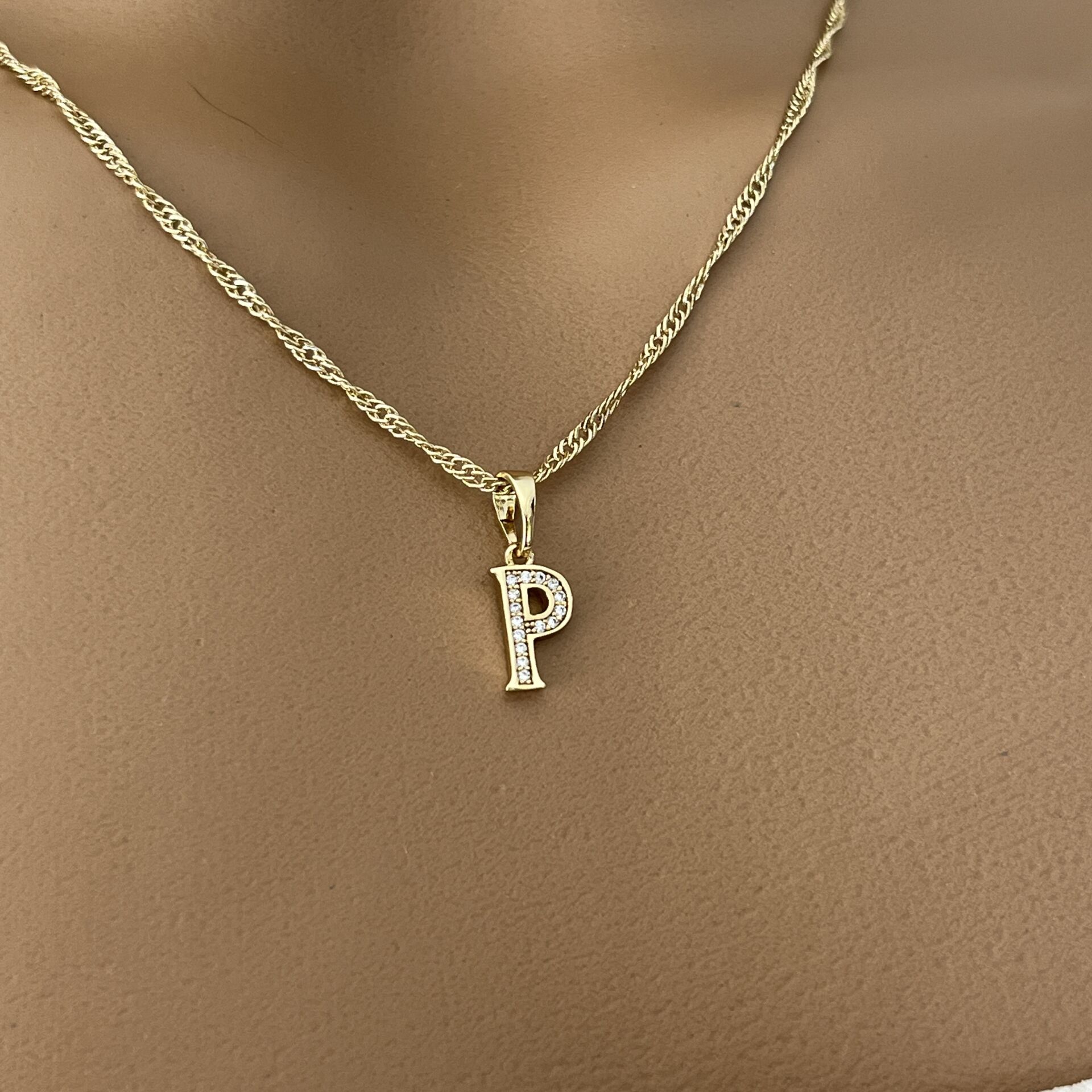 XUPING TAŞLI HARF KOLYE (P) 14 AYAR GÖRÜNÜMLÜ