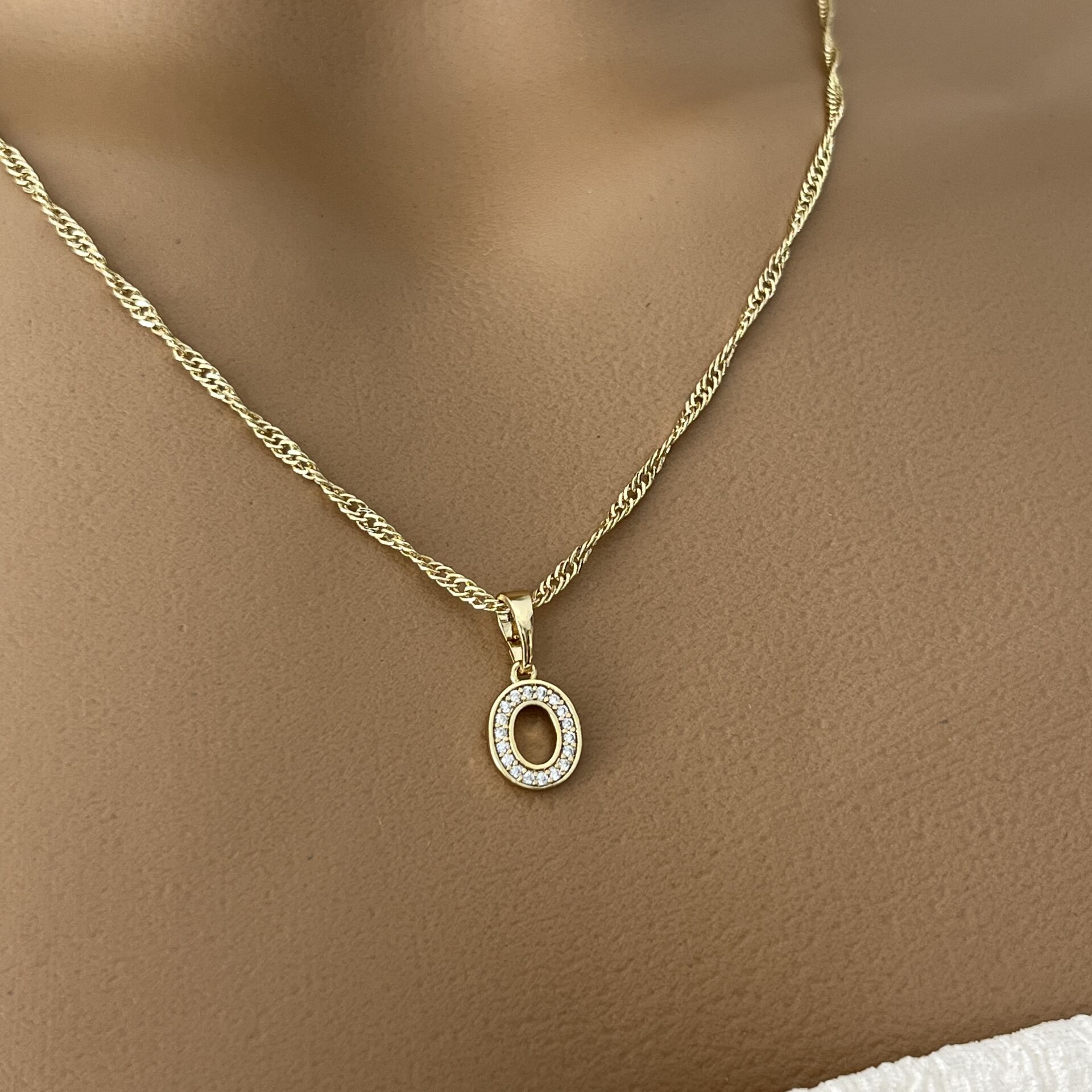 XUPING TAŞLI HARF KOLYE (O)14 AYAR GÖRÜNÜMLÜ