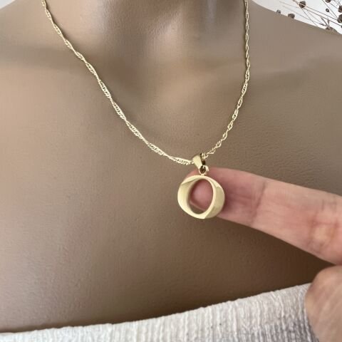 XUPING TAŞSIZ HARF KOLYE (O)14 AYAR GÖRÜNÜMLÜ