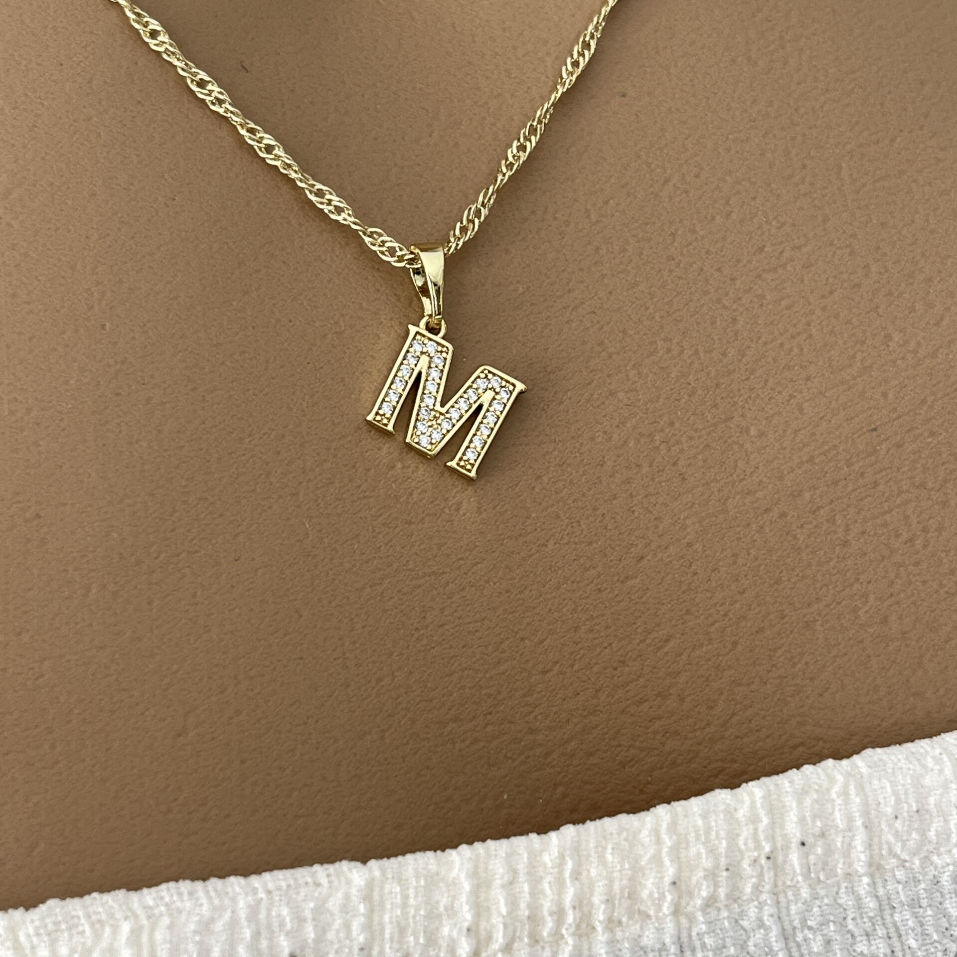 XUPING TAŞLI HARF KOLYE (M) 14 AYAR GÖRÜNÜMLÜ