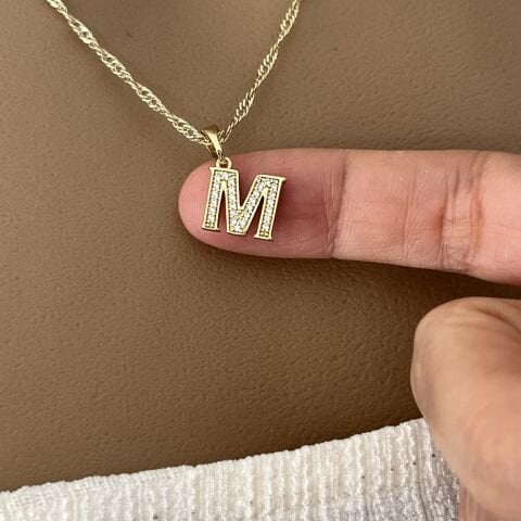XUPING TAŞLI HARF KOLYE (M) 14 AYAR GÖRÜNÜMLÜ