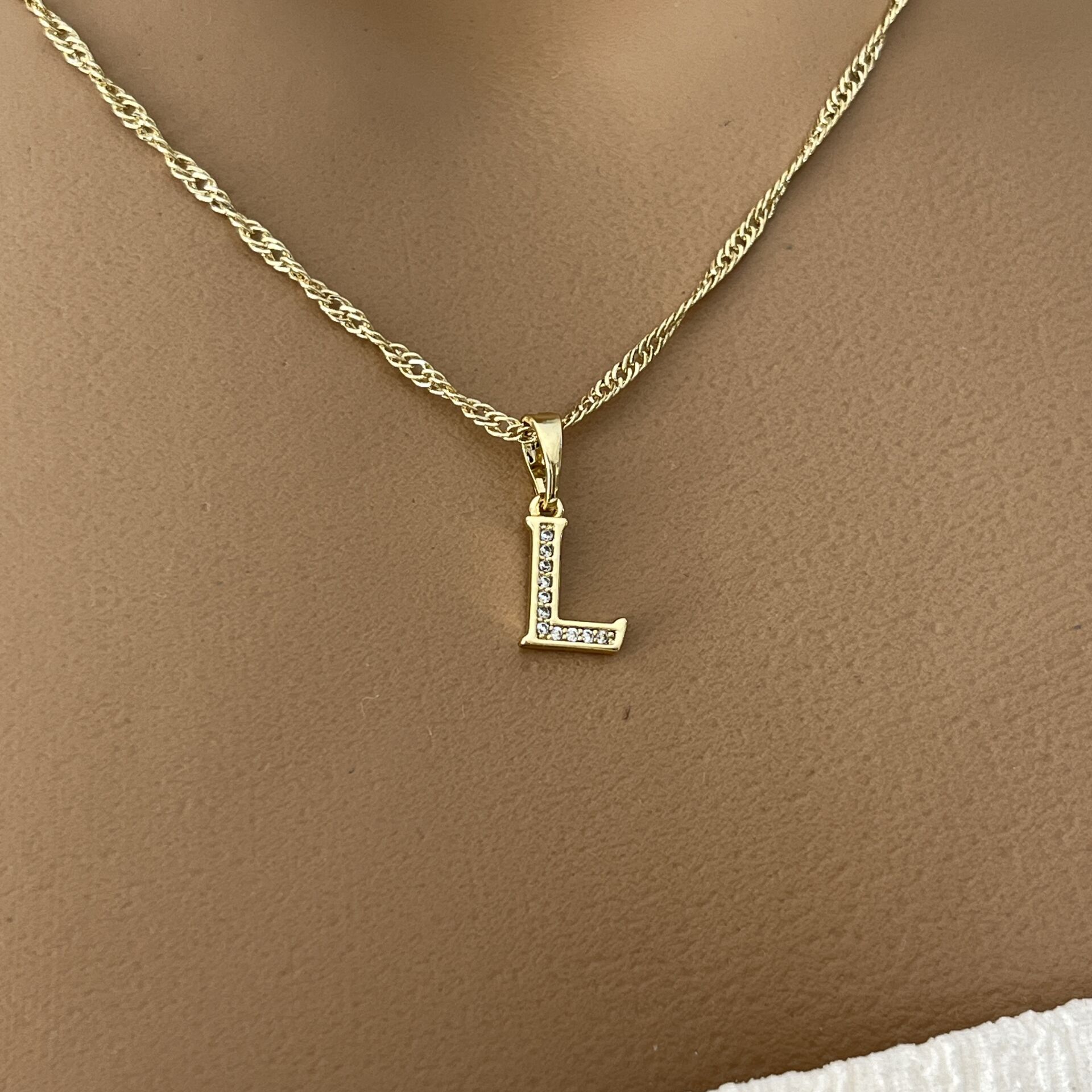 XUPING TAŞLI HARF KOLYE (L) 14 AYAR GÖRÜNÜMLÜ