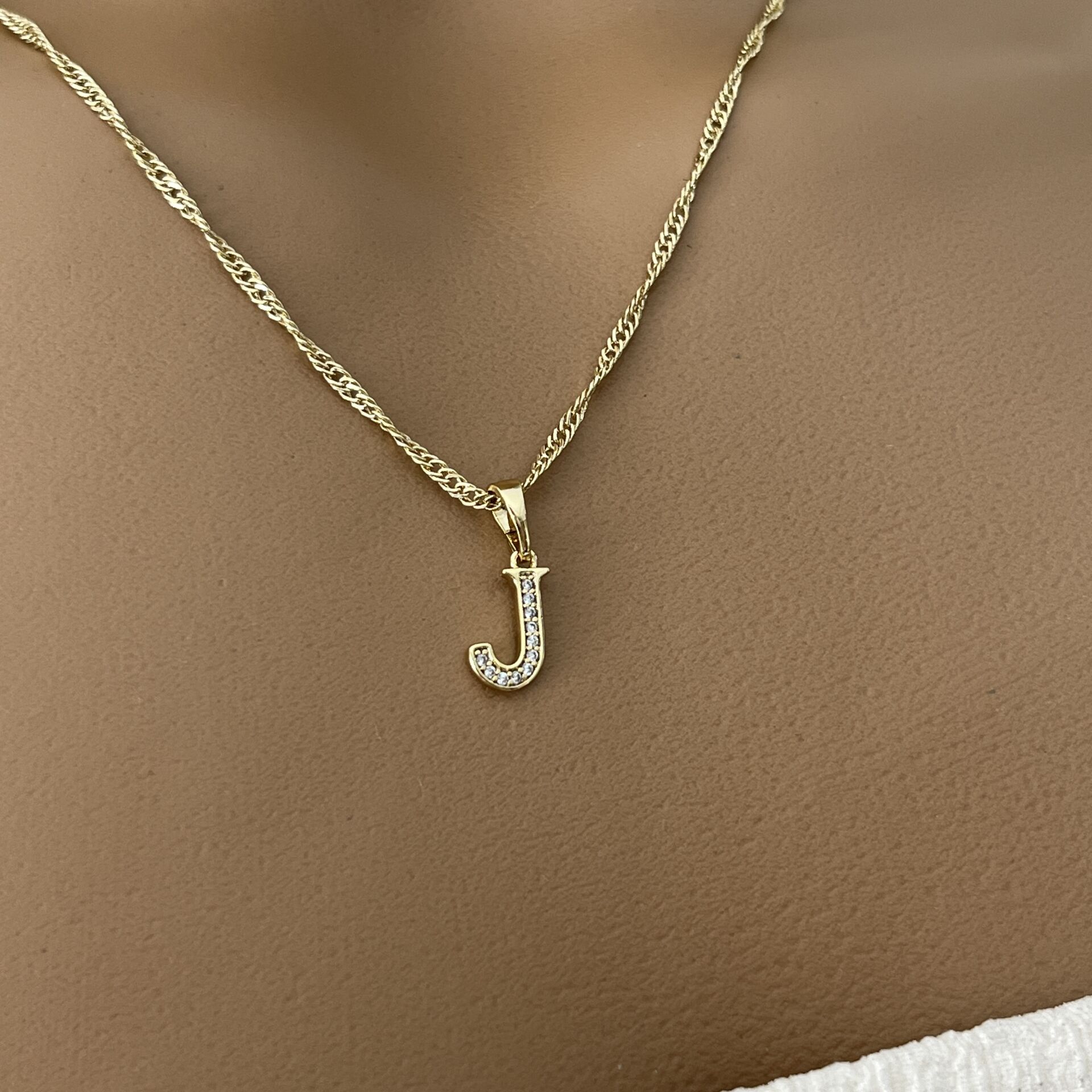 XUPING TAŞLI HARF KOLYE (J) 14 AYAR GÖRÜNÜMLÜ