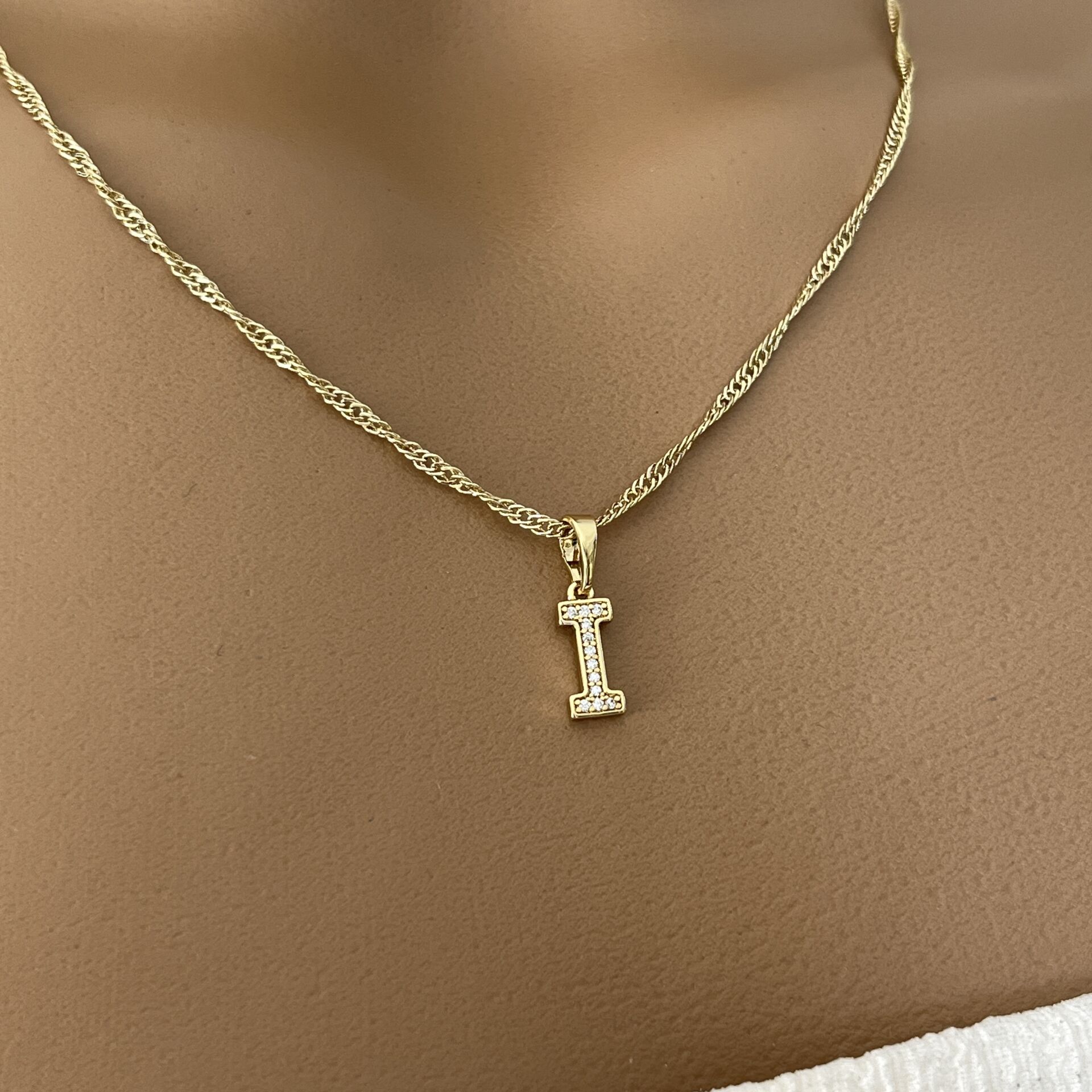 XUPING TAŞLI HARF KOLYE (I) 14 AYAR GÖRÜNÜMLÜ