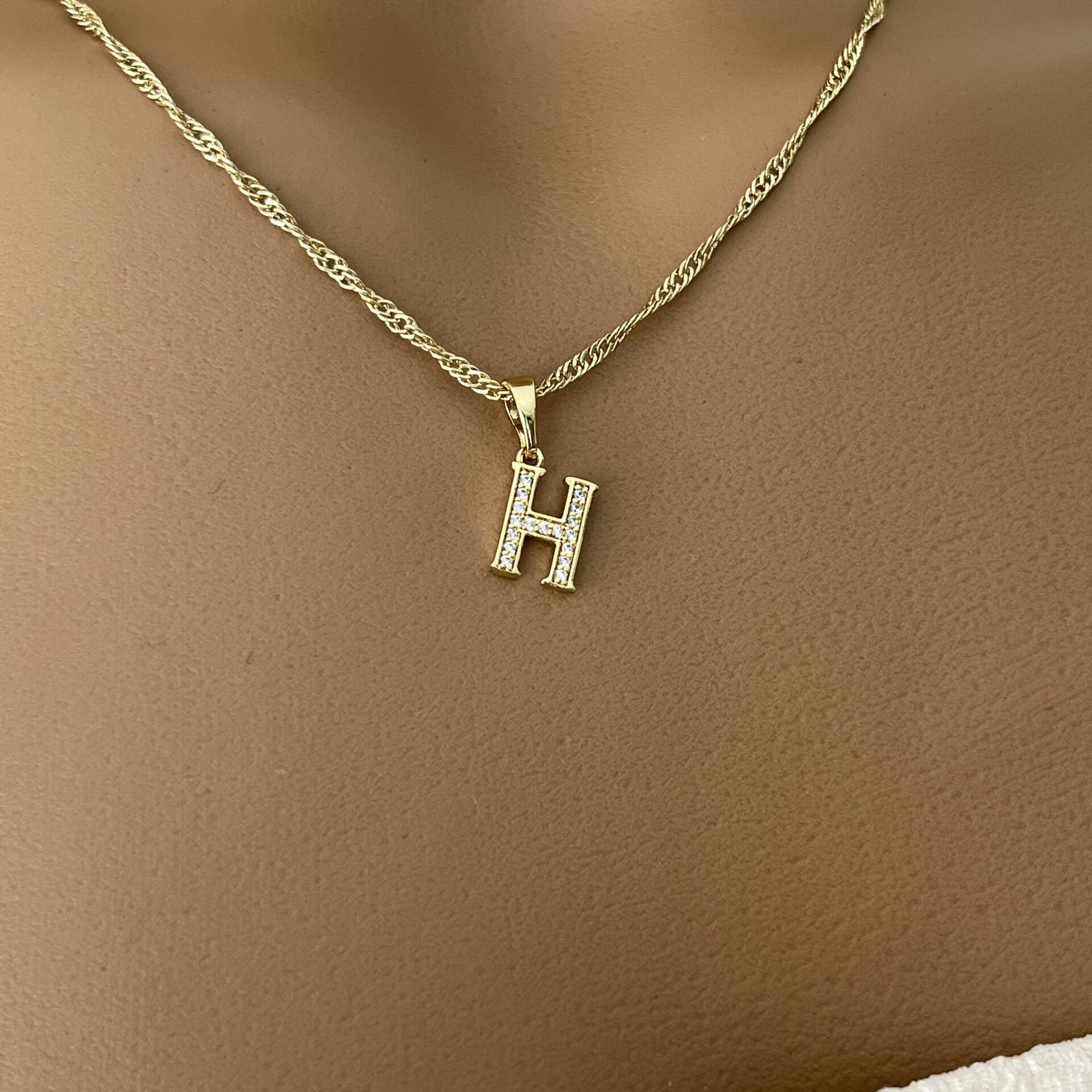 XUPING TAŞLI HARF KOLYE (H) 14 AYAR GÖRÜNÜMLÜ