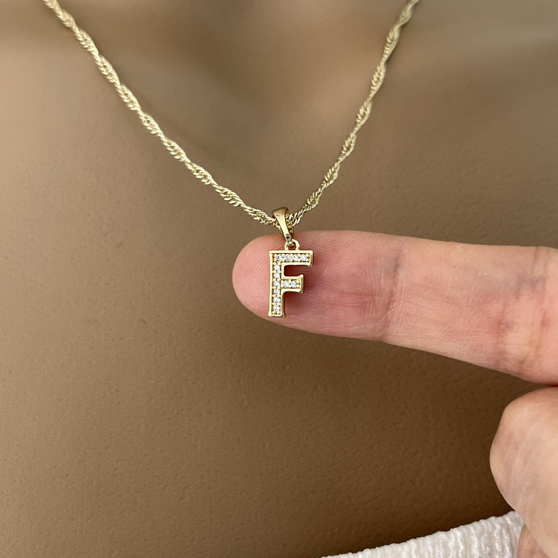 XUPING TAŞLI HARF KOLYE (F) 14 AYAR GÖRÜNÜMLÜ