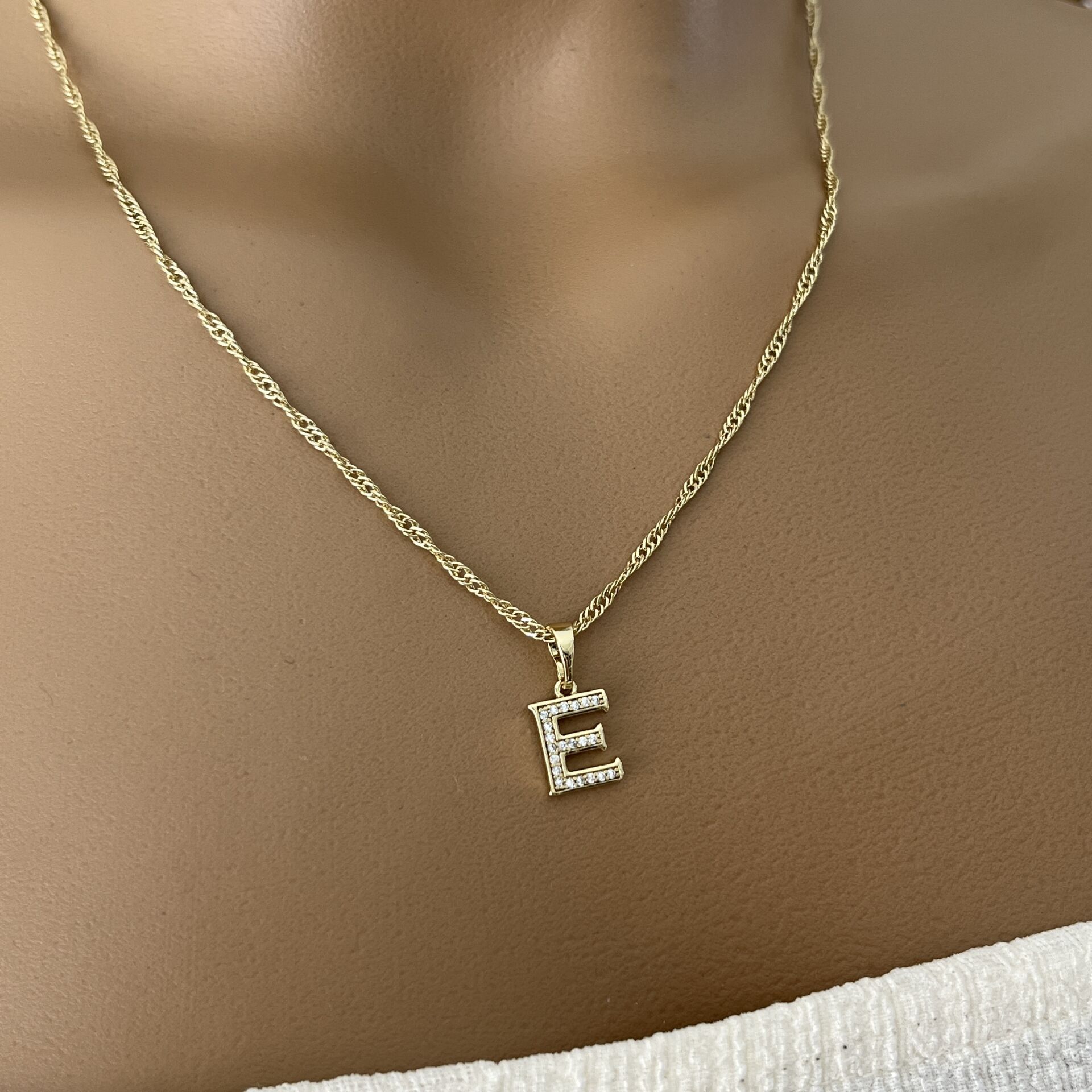 XUPING TAŞLI HARF KOLYE (E) 14 AYAR GÖRÜNÜMLÜ