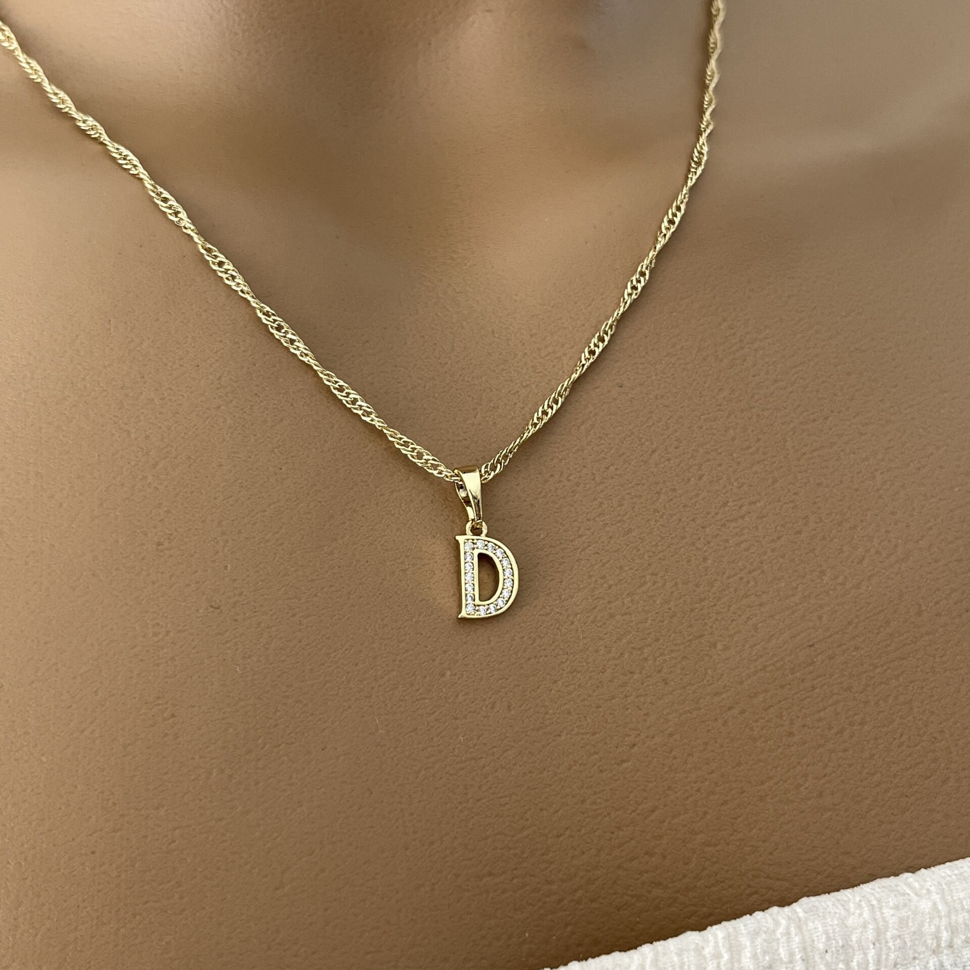 XUPING TAŞLI HARF KOLYE (D) 14 AYAR GÖRÜNÜMLÜ