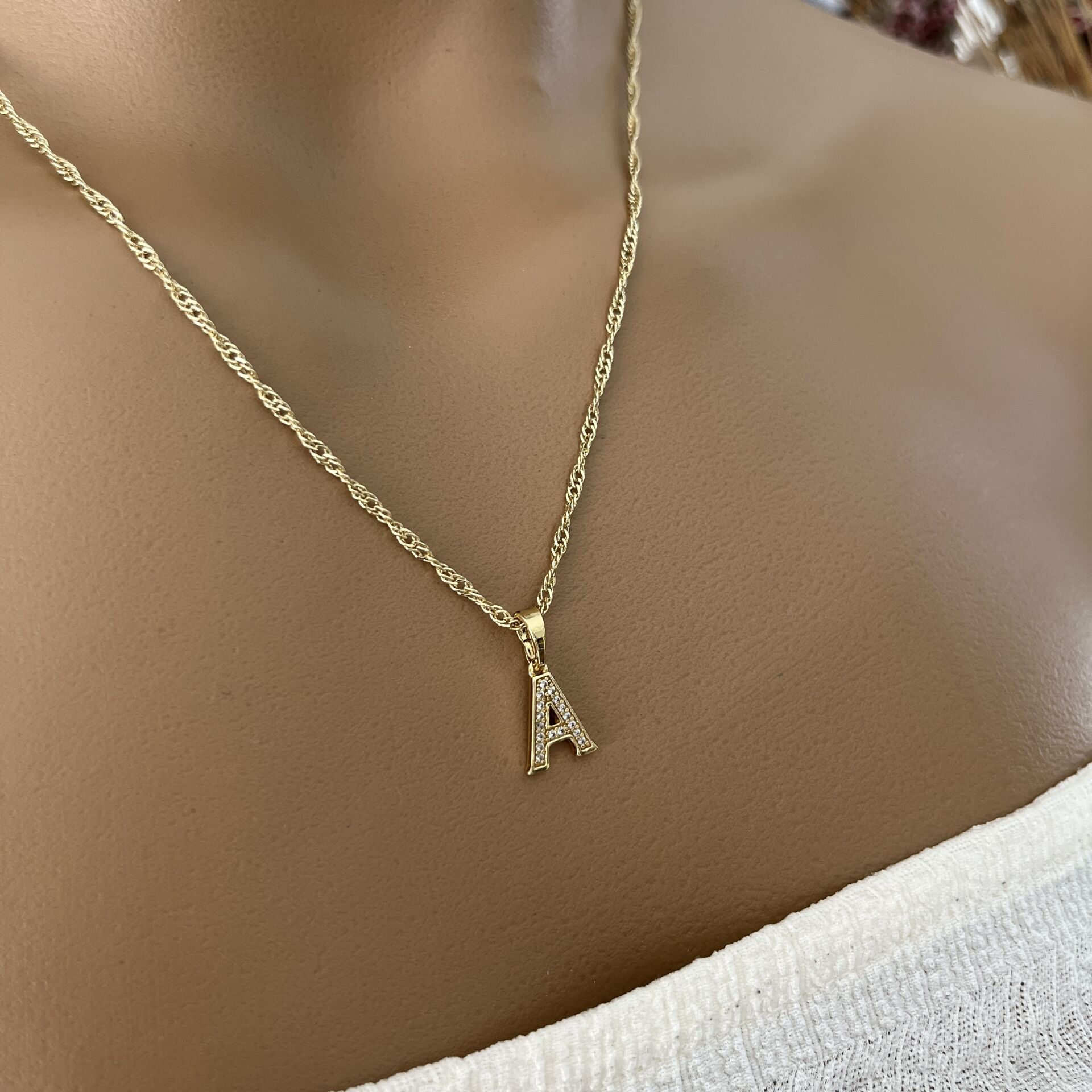 XUPING TAŞLI HARF KOLYE (A) 14 AYAR GÖRÜNÜMLÜ