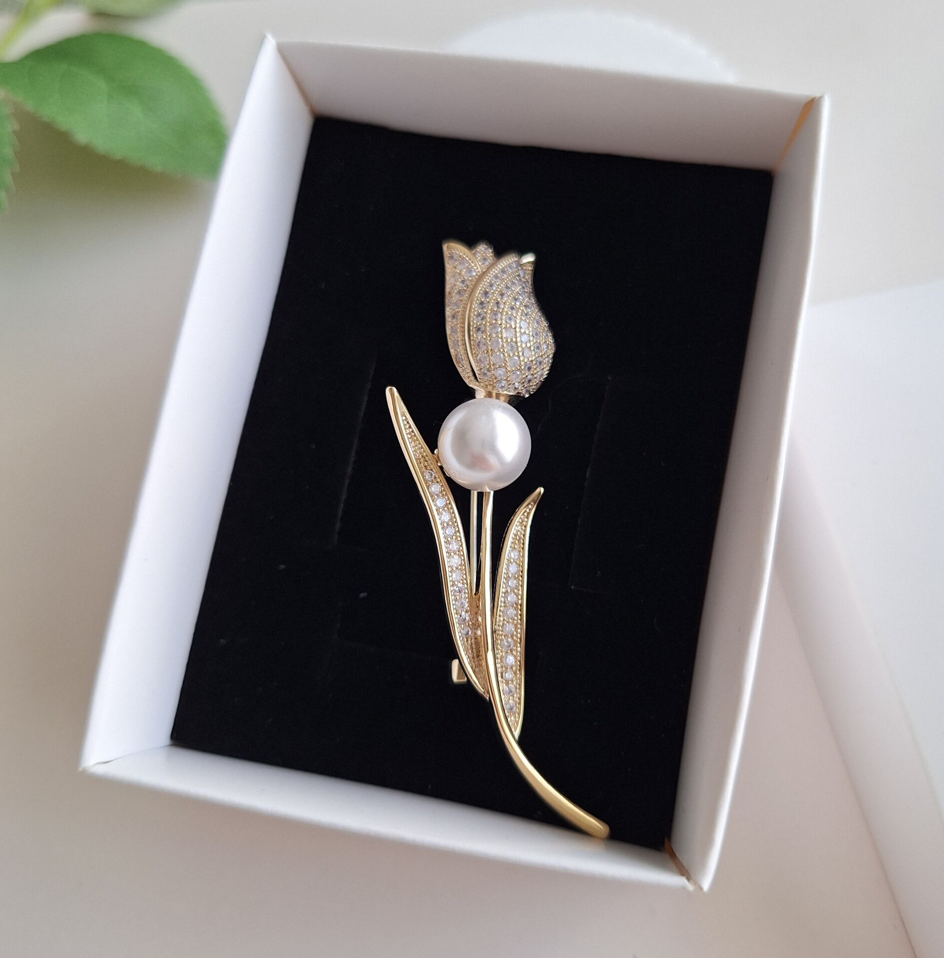 GOLD RENK LALE FİGÜRLÜ BROŞ