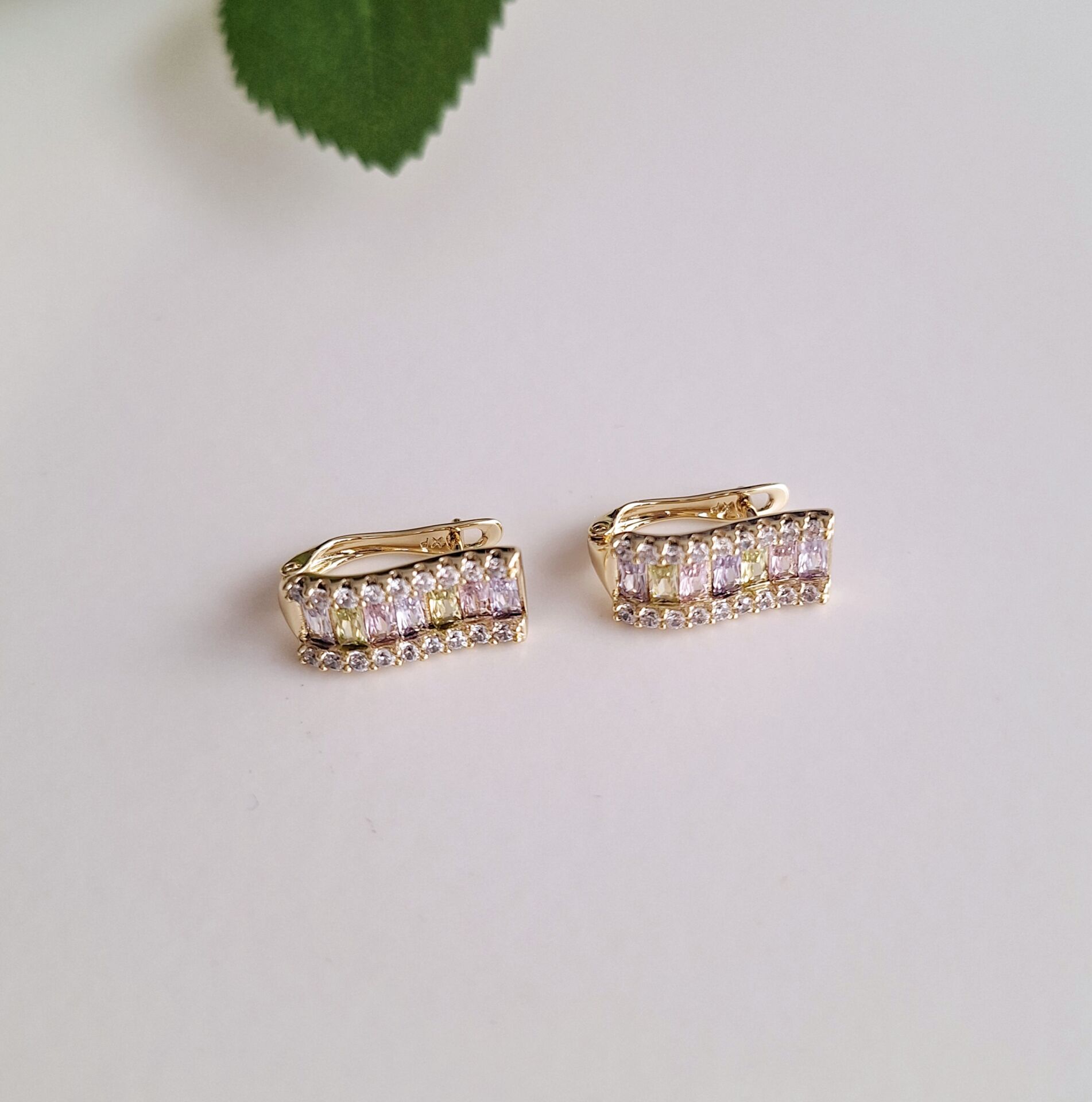 RENKLİ TAŞLI XUPİNG KÜPE 14 AYAR ALTIN RENGİ