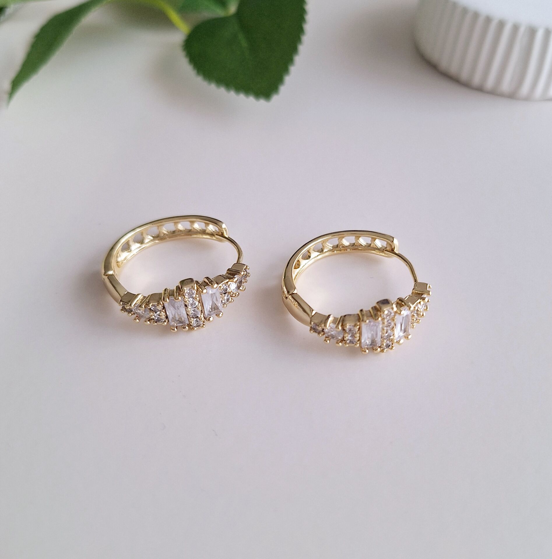 14 K ALTIN RENGİ TAŞLI XUPİNG KÜPE